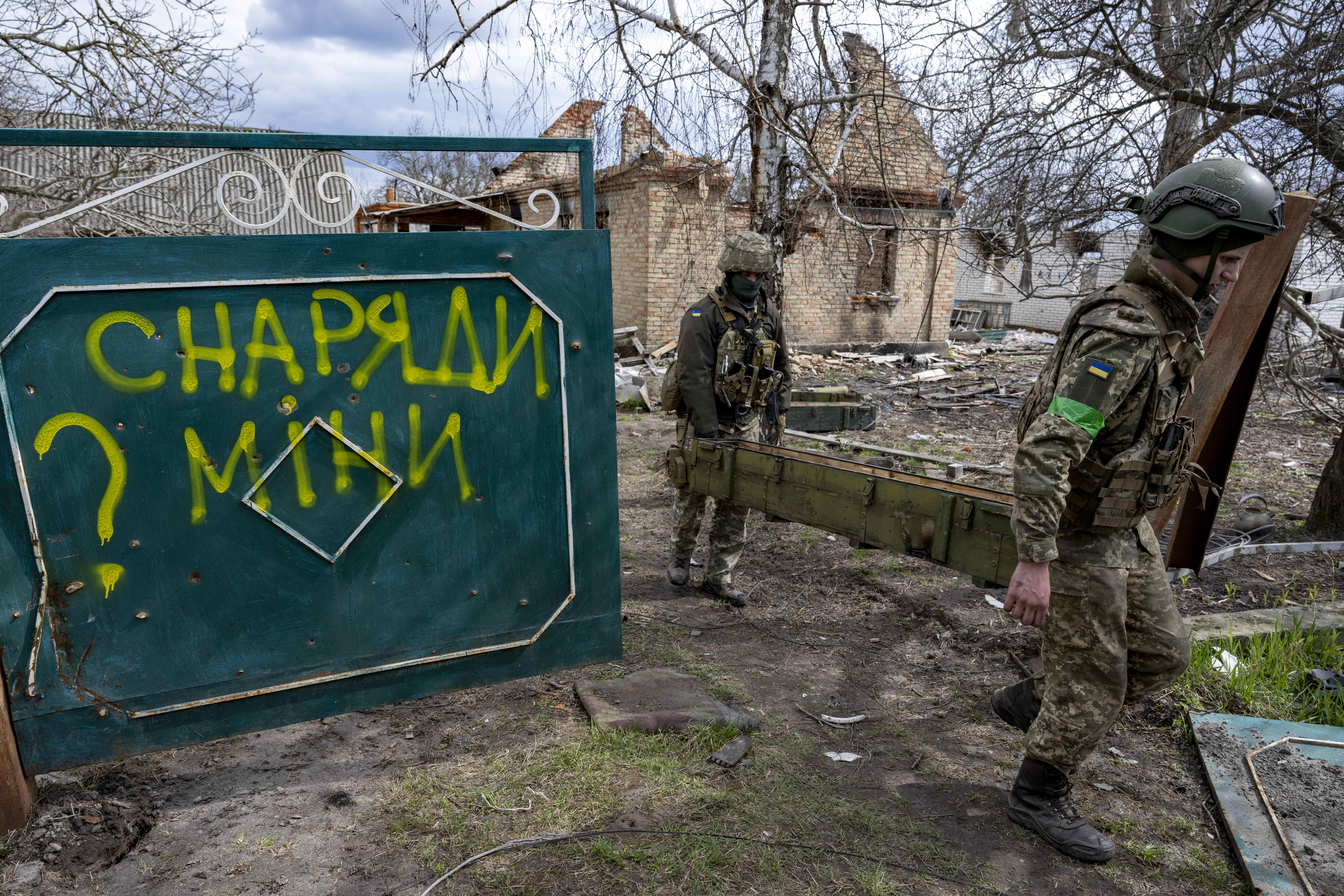 Украинские военные вывозят брошенные российские ракеты из села на окраине Киева. Украина, 14 апреля 2022 © i-Images / ZUMA / Scanpix / Leta