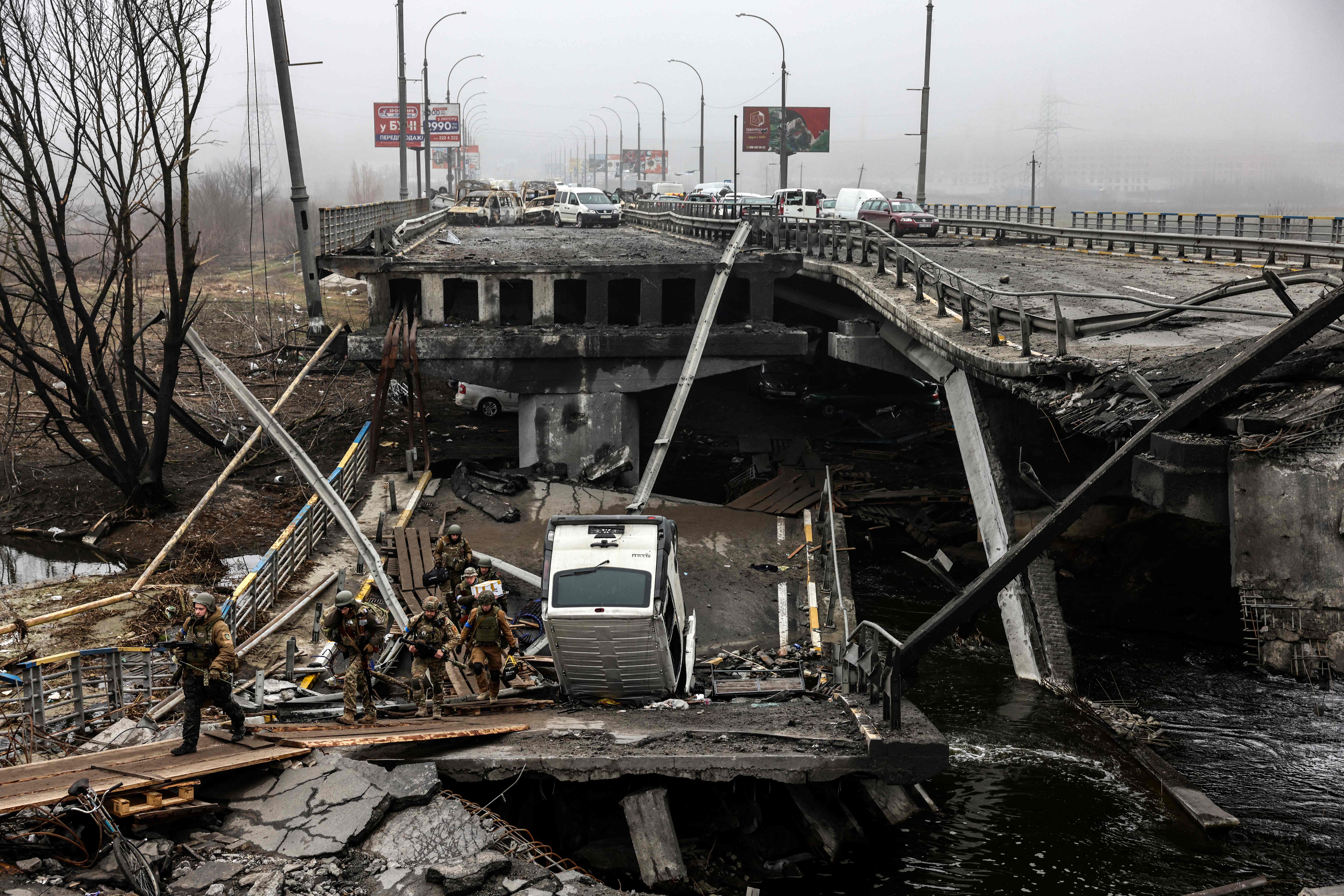 Украинские солдаты у разрушенного моста на въезде в Ирпень под Киевом. 1 апреля 2022 года © Ronaldo Schemidt / AFP / Scanpix / Leta