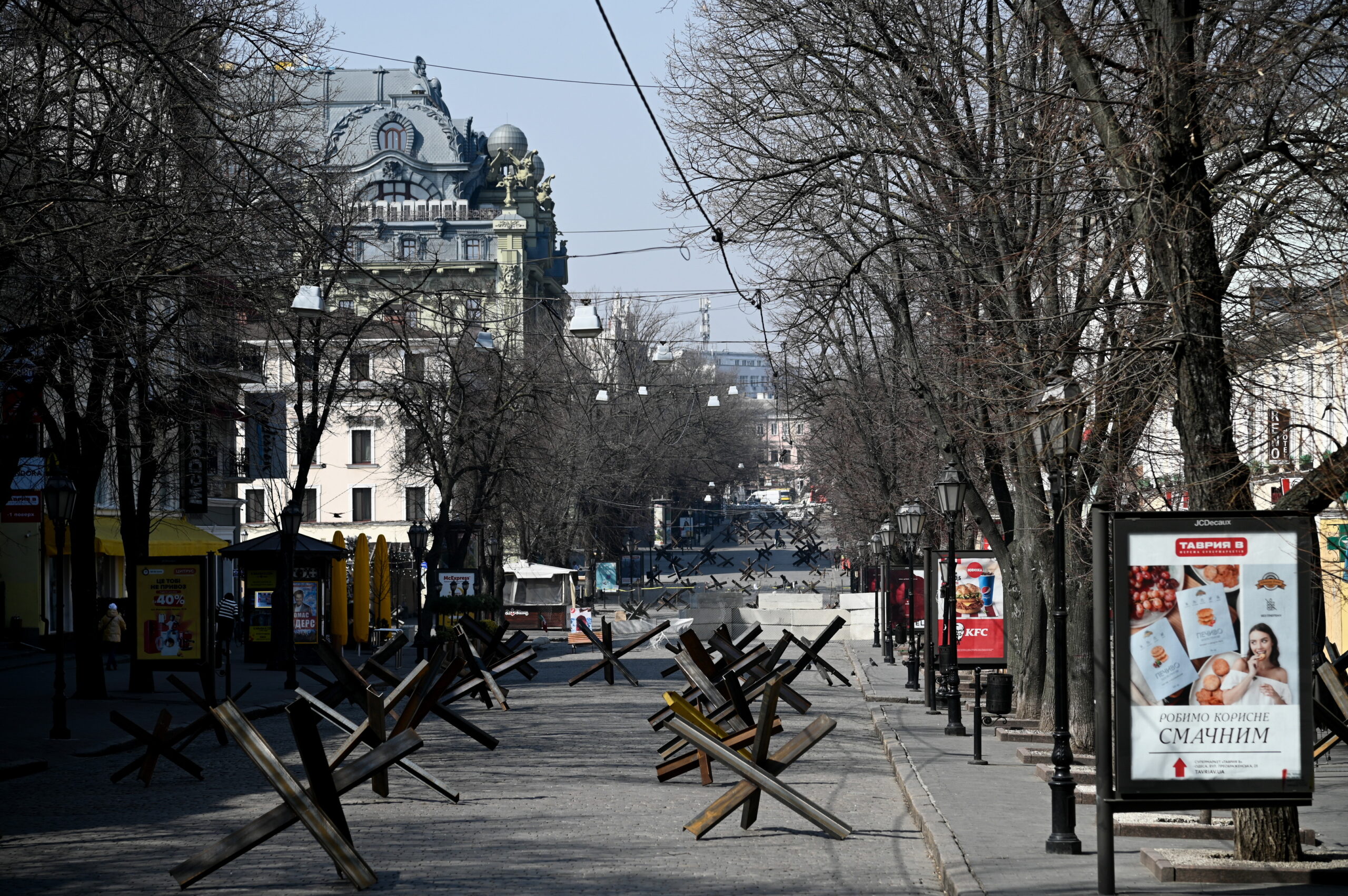 Одесса возвращается к жизни, по-прежнему сохраняя баррикады в историческом центре. Украина, 30 марта 2022 года © Eurokinissi / Zuma / Scanpix / Leta