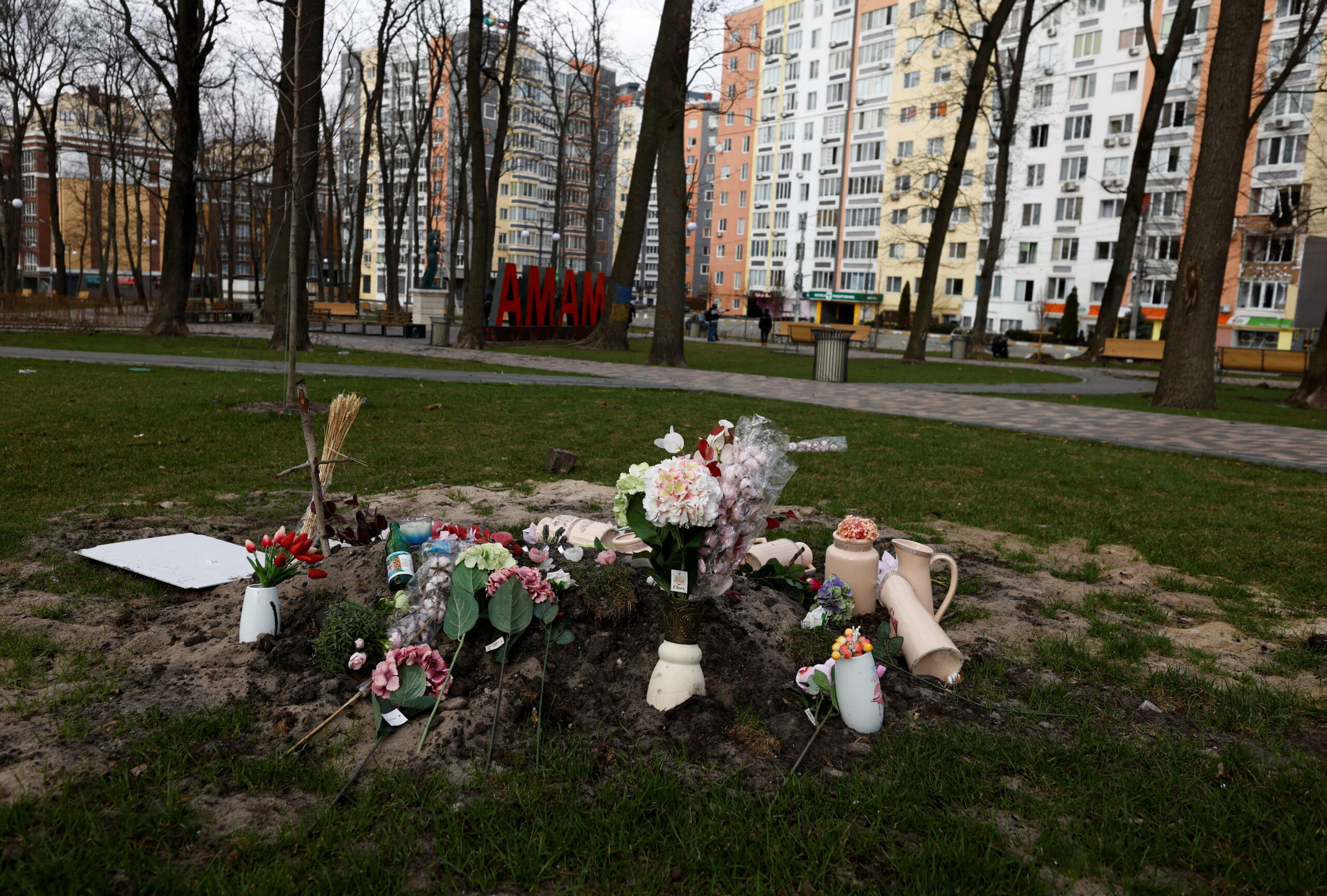 Могила мирного жителя, убитого в парке под названием «Мама-парк» во время обстрела в Ирпене. Украина, 31 марта 2022 года. © Reuters / Zohra Bensemra / Scanpix / Leta