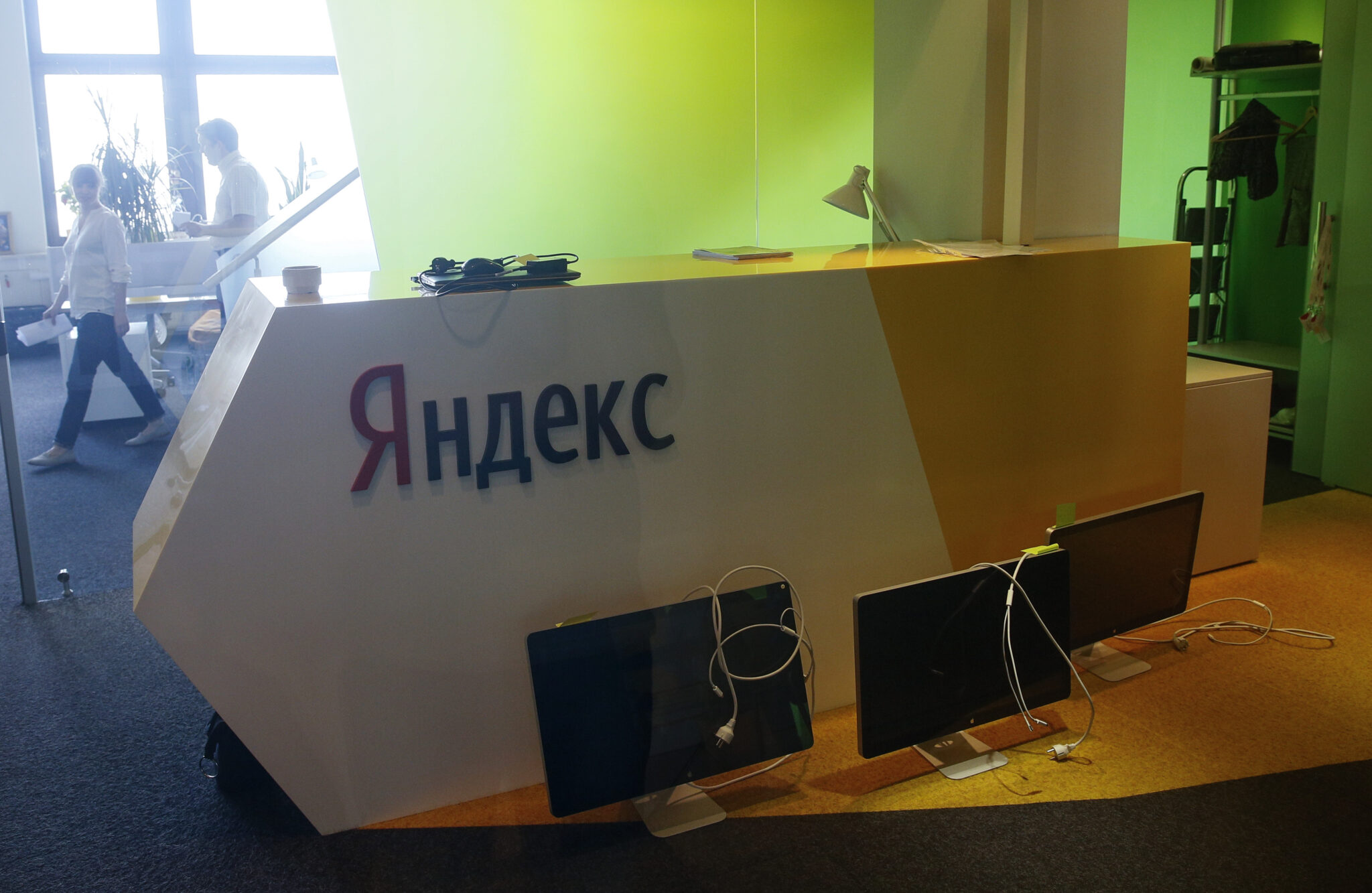 Отключенные компьютерные мониторы в офисе «Яндекса». Фото Valentyn Ogirenko  / Reuters / Scanpix / Leta
