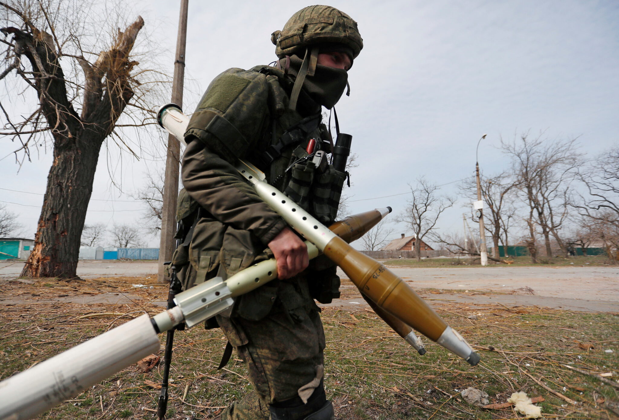 Военнослужащий пророссийских сил с противотанковыми гранатометами в Мариуполе. 31 марта 2022 года. Фото  Alexander Ermochenko/REUTERS/Scanpix/LETA
