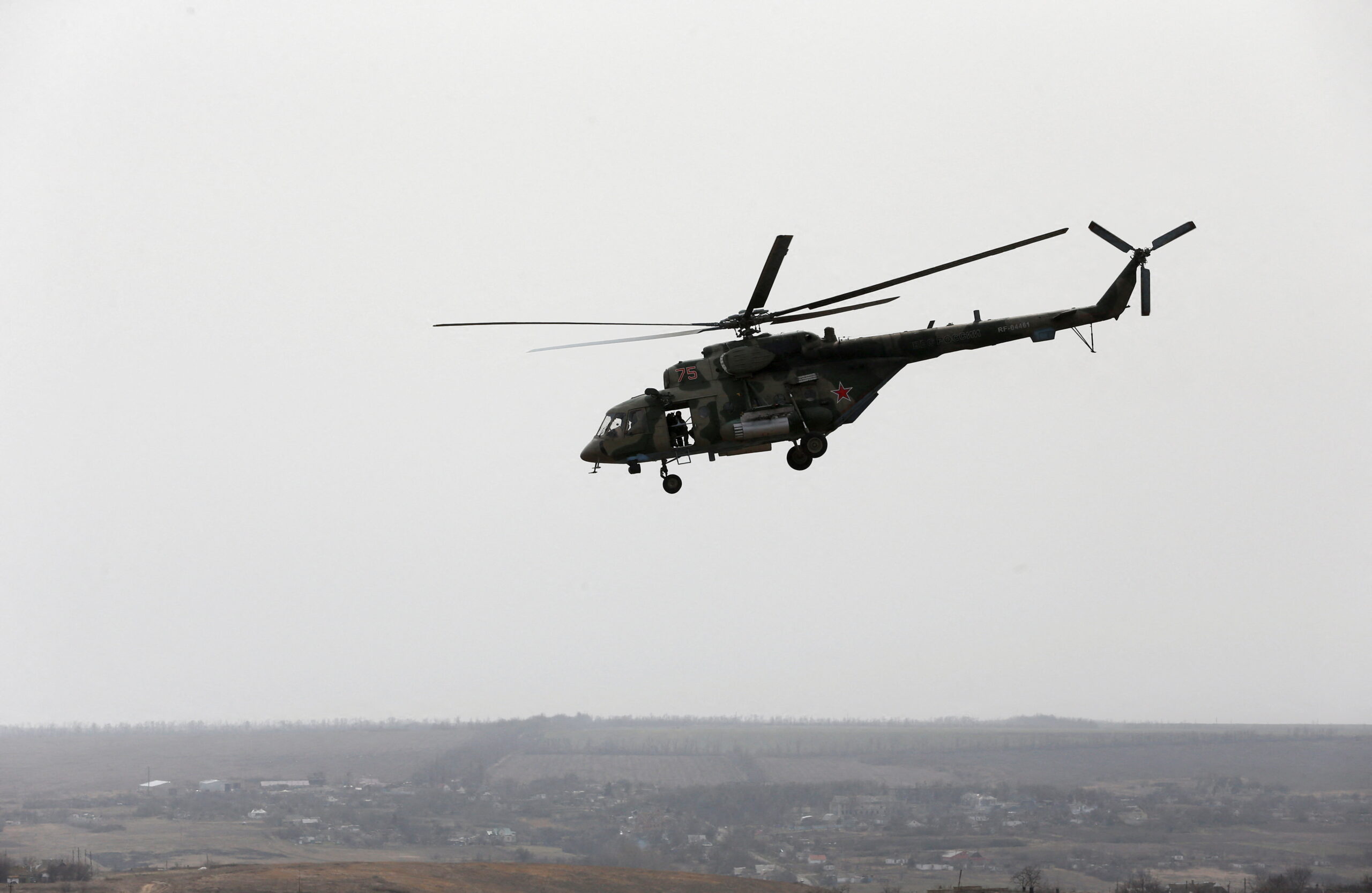 Российский военный вертолет над Мариуполем. 1 апреля 2022 года. Фото Alexander Ermochenko/REUTERS/Scanpix/LETA