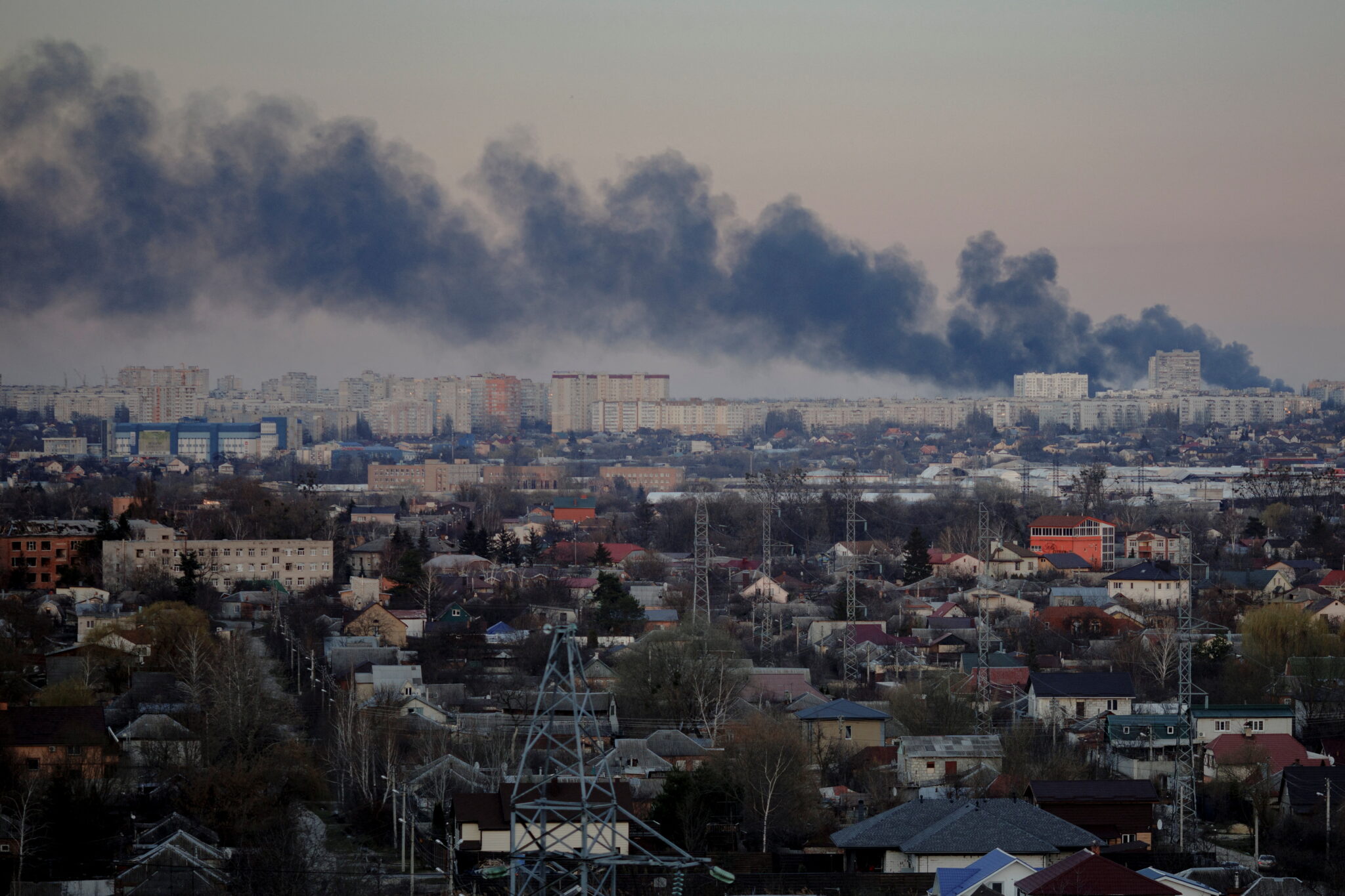 Дым над Харьковым после обстрелов. 7 апреля 2022 года. Фото Thomas Peter/REUTERS/Scanpix/LETA