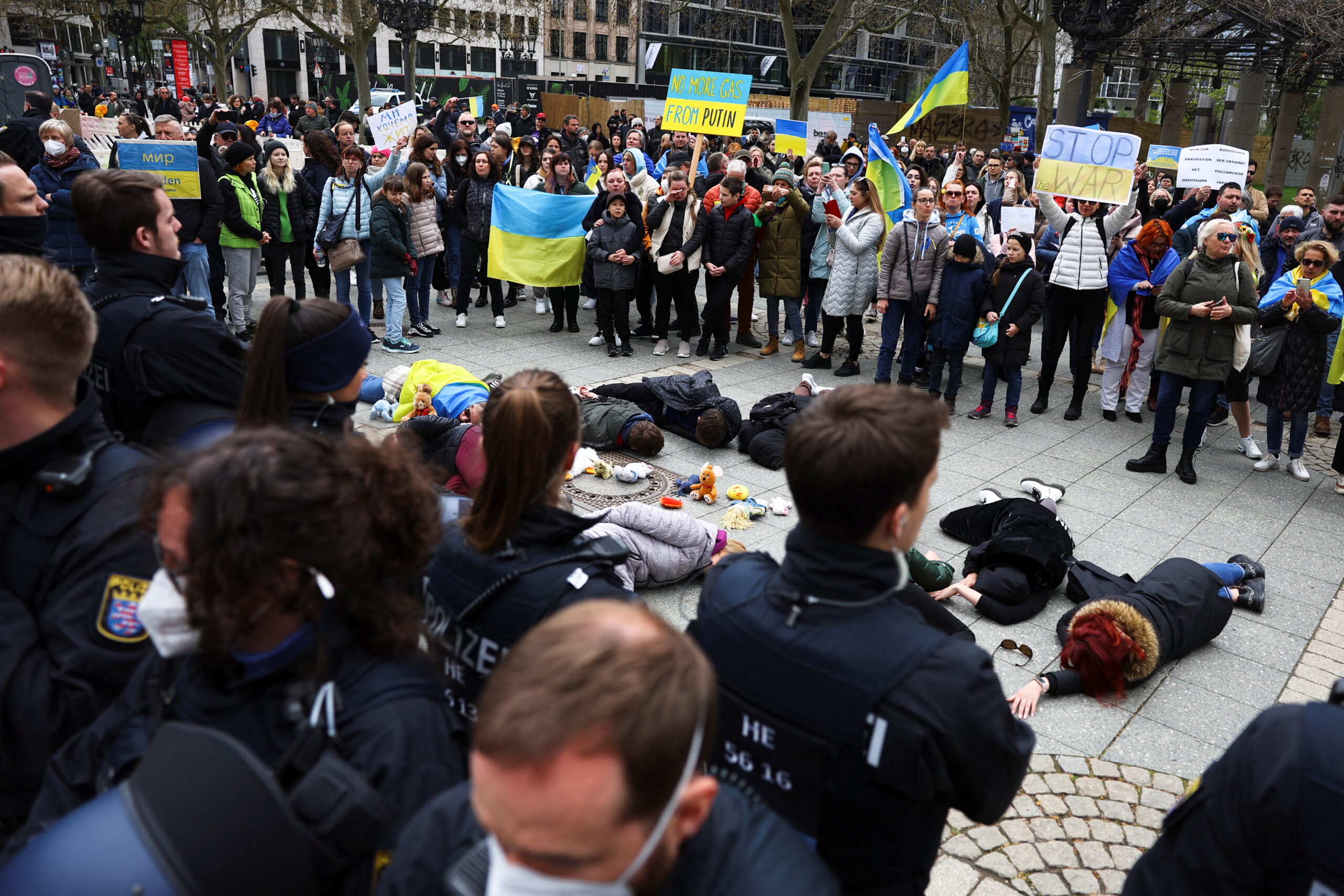  Полицейские охраняют сторонников Украины, когда они выступают против пророссийской демонстрации во Франкфурте. 10 апреля 2022 года. Фото REUTERS/Kai Pfaffenbach/Scanpix/LETA  