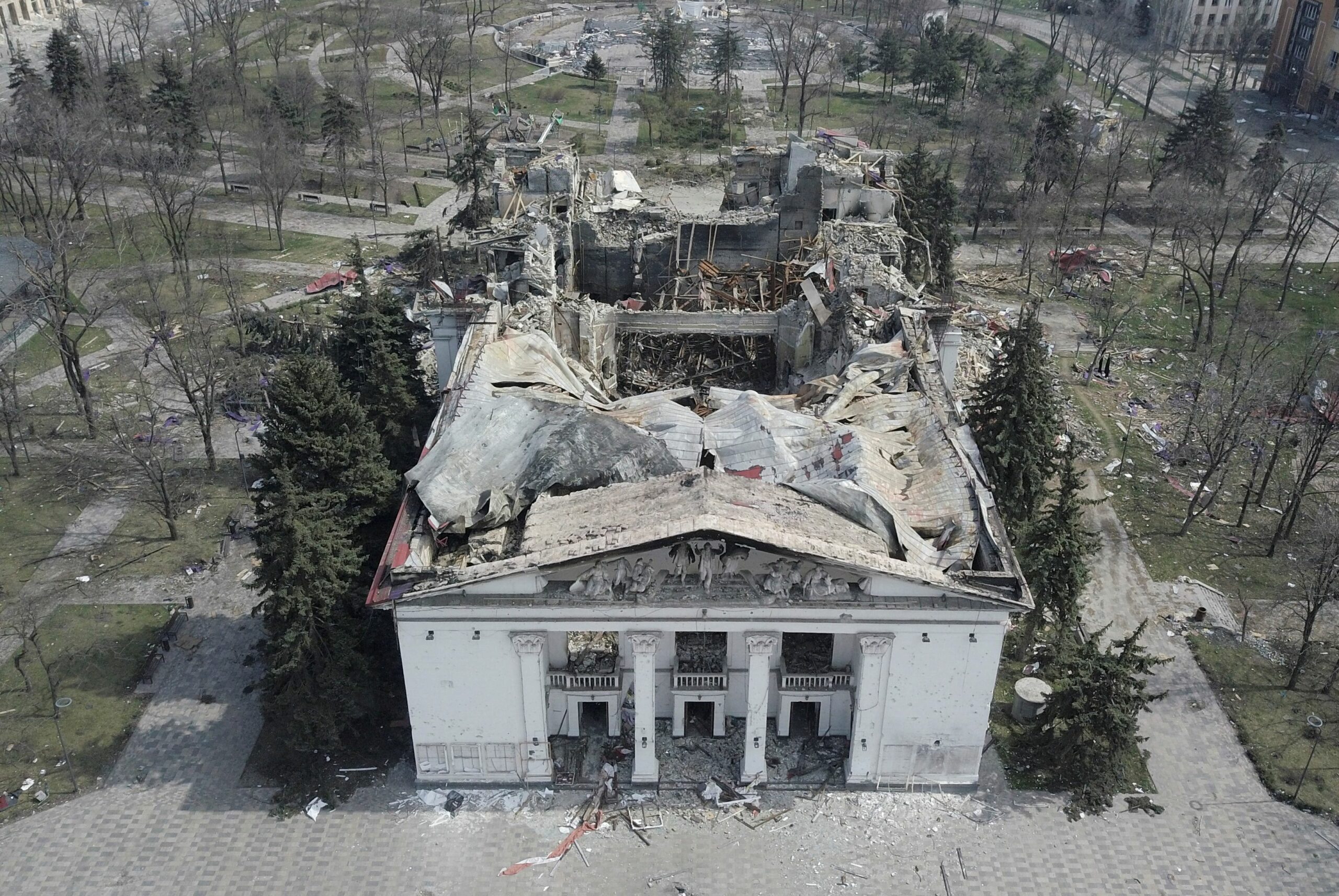 Разбомбленный драматический театр в Мариуполе. 10 апреля 2022 года. Фото REUTERS/Pavel Klimov/Scanpix/LETA   