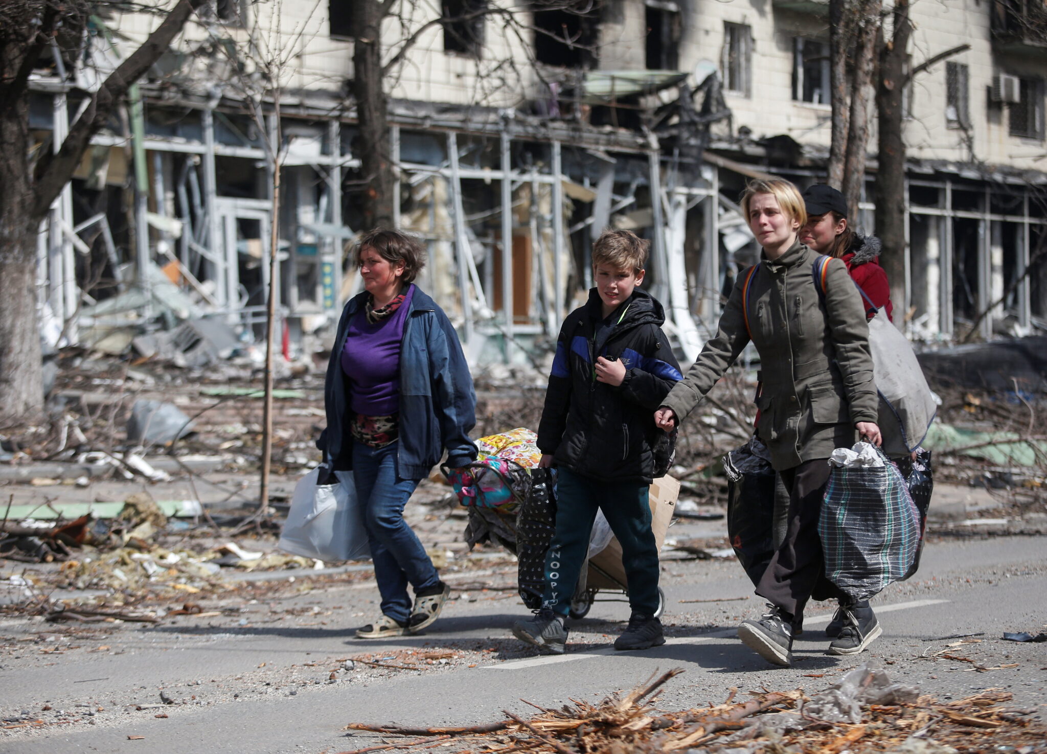 Люди на улицах разрушенного Мариуполя. 10 апреля 2022 года. Фото REUTERS/Alexander Ermochenko/Scanpix/LETA