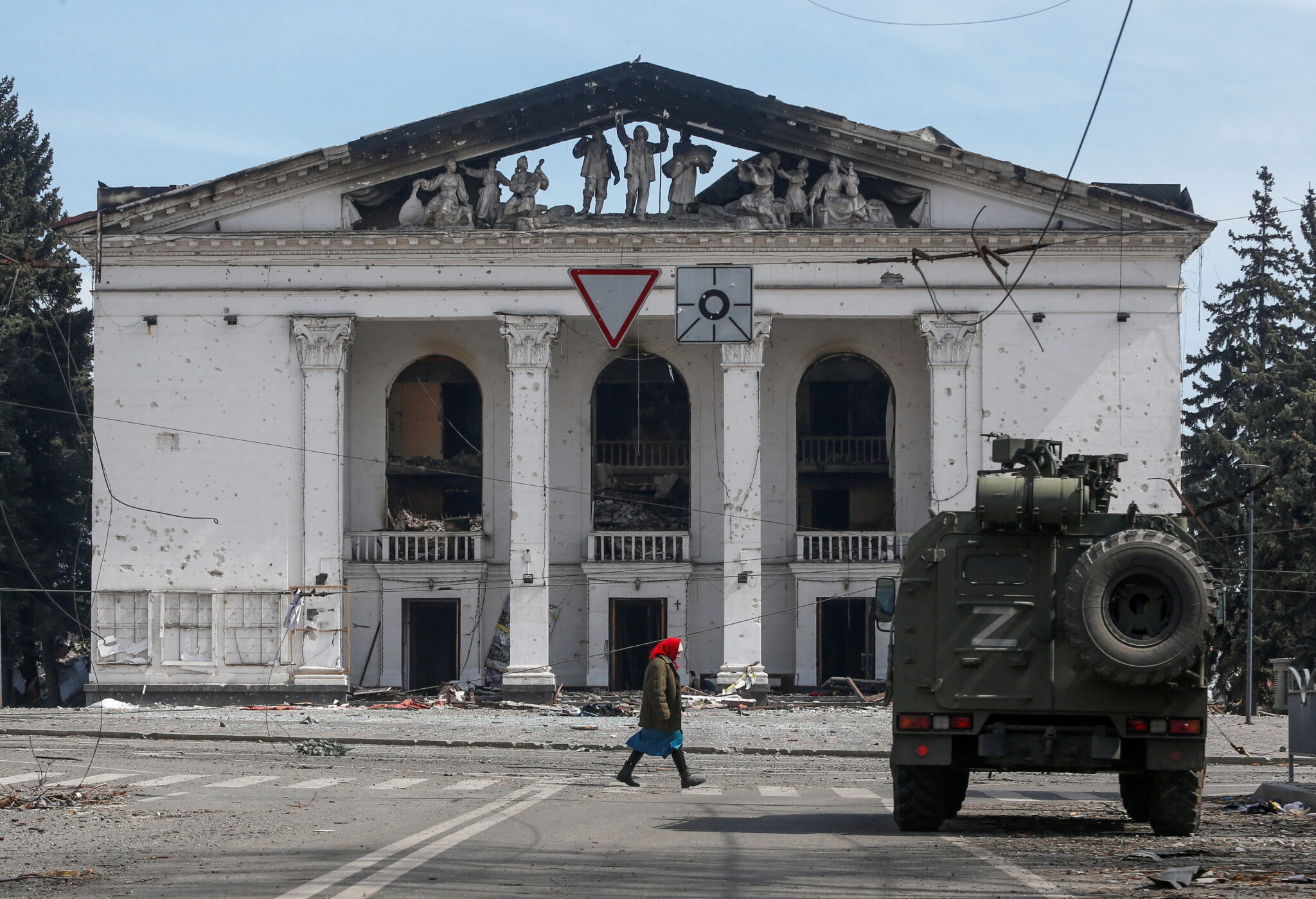 Разбомблённый Мариупольский драмтеатр и машина российских военных. 10 апреля 2022 года. Фото REUTERS/Alexander Ermochenko/Scanpix/LETA
