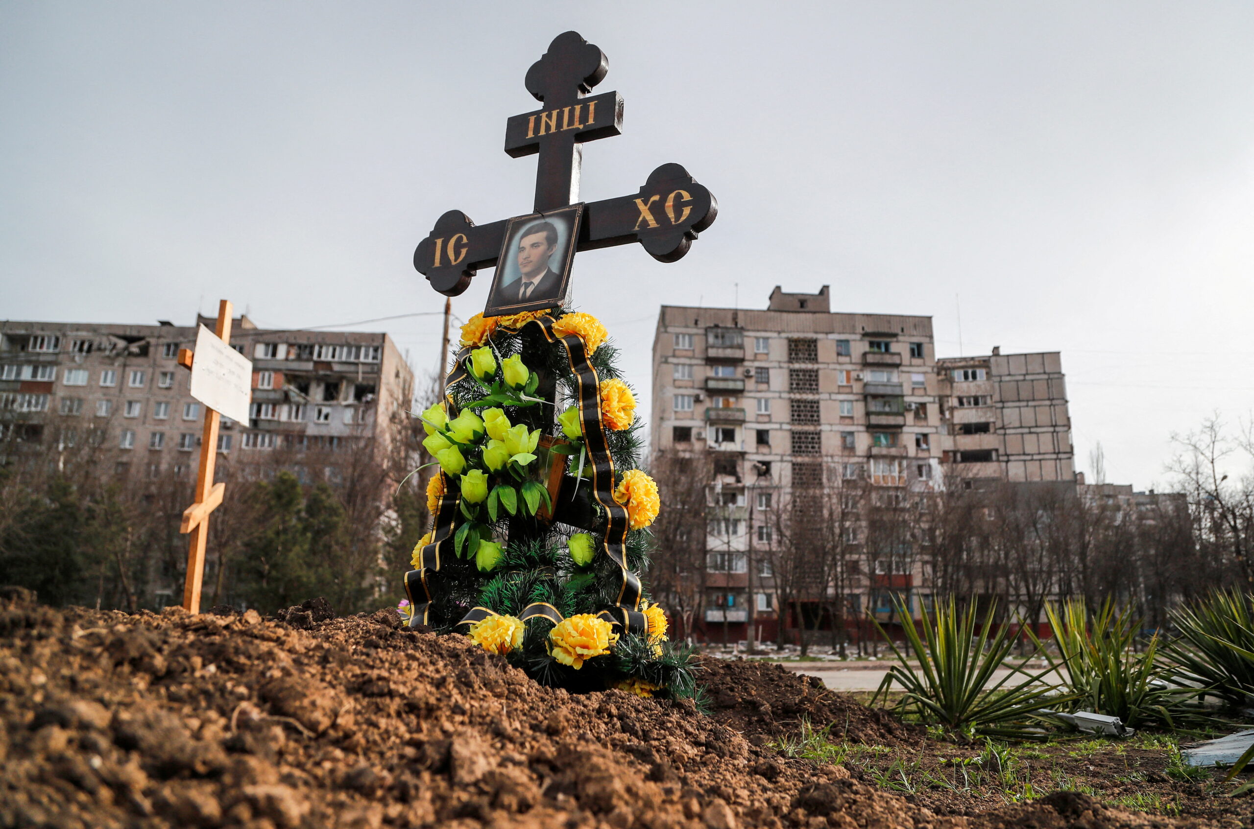 Могила убитого мирного жителя в жилом микрорайоне. Мариуполь. 10 апреля 2022 года. Фото REUTERS/Alexander Ermochenko/Scanpix/LETA