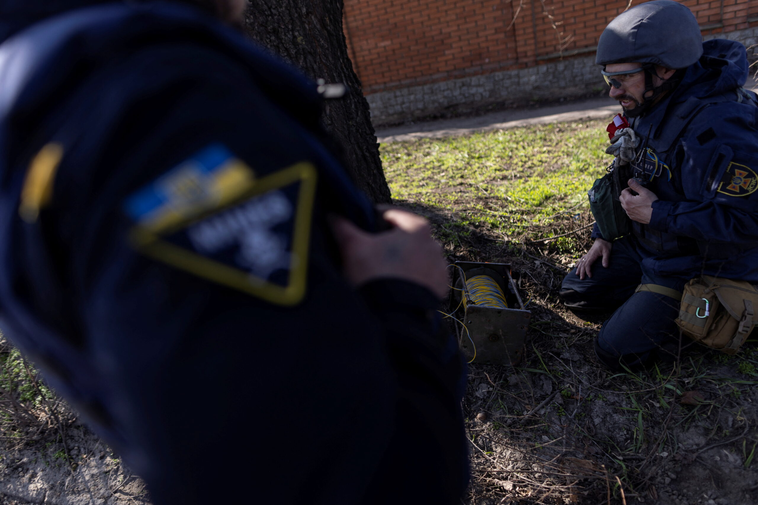Команда по обезвреживанию бомб проводит управляемый взрыв неразорвавшихся боеприпасов в Харькове. Украина, 11 апреля 2022 г. © Alkis Konstantinidis / Reuters / Scanpix / Leta