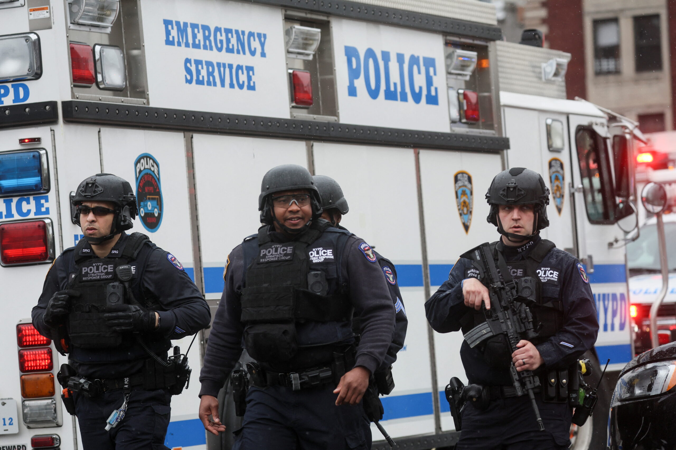 Полицейские рядом с местом стрельбы на станции метро в Бруклине. Нью-Йорк, США, 12 апреля 2022 г © Brendan McDermid / Reuters / Scanpix / Leta