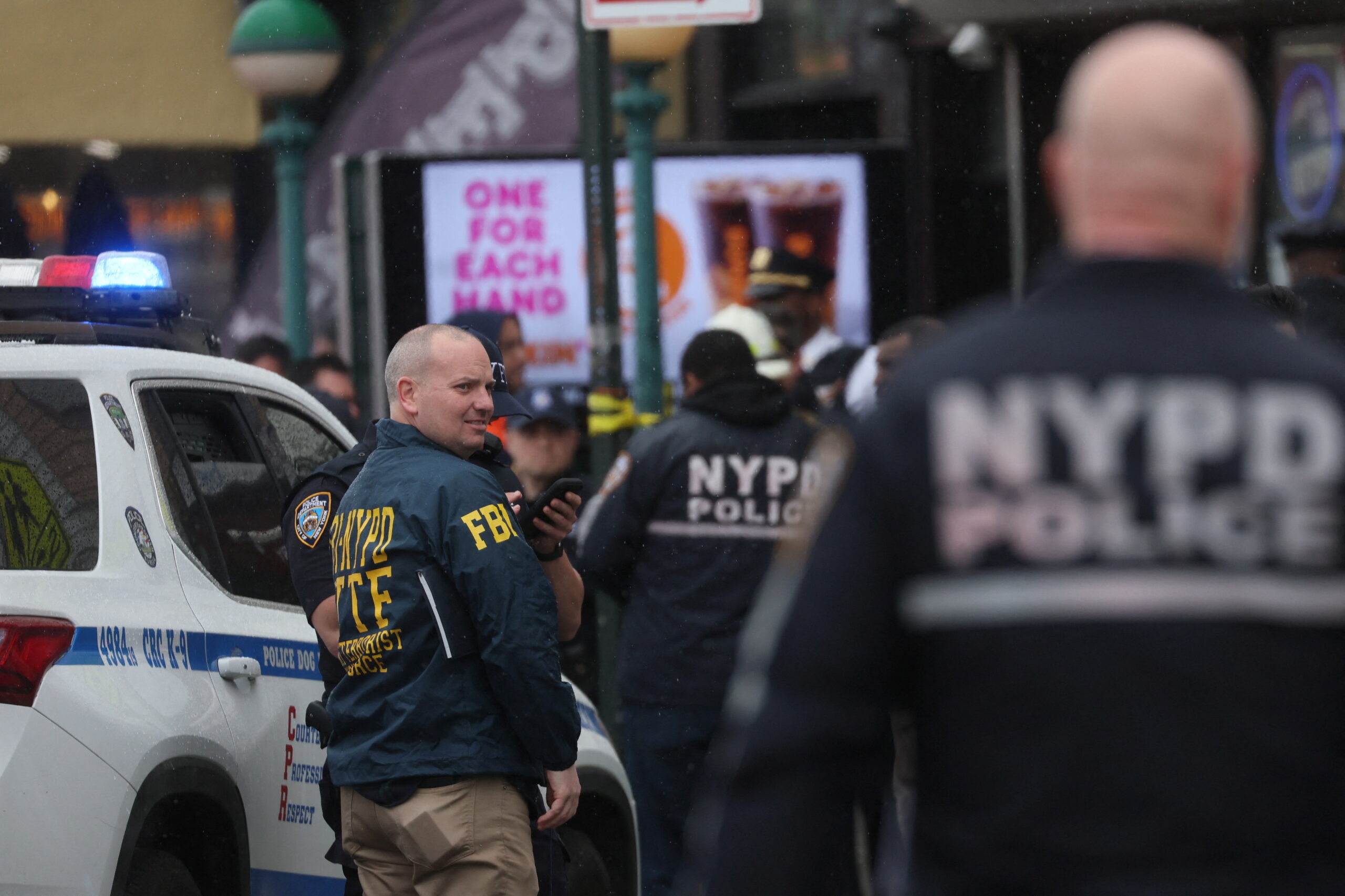 Сотрудники правоохранительных органов работают возле места стрельбы на станции метро в Бруклине. Нью-Йорк, США, 12 апреля 2022 © Brendan McDermid / Reuters / Scanpix / Leta
