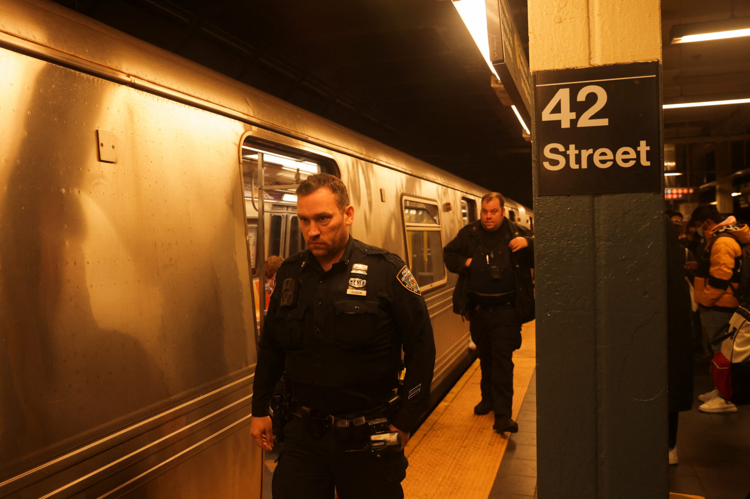 Полиция и сотрудники службы безопасности патрулируют метро Манхэттена после стрельбы на станции метро в Бруклине. Нью-Йорк, 12 апреля 2022 года © Jeenah Moon / Reuters / Scanpix / Leta