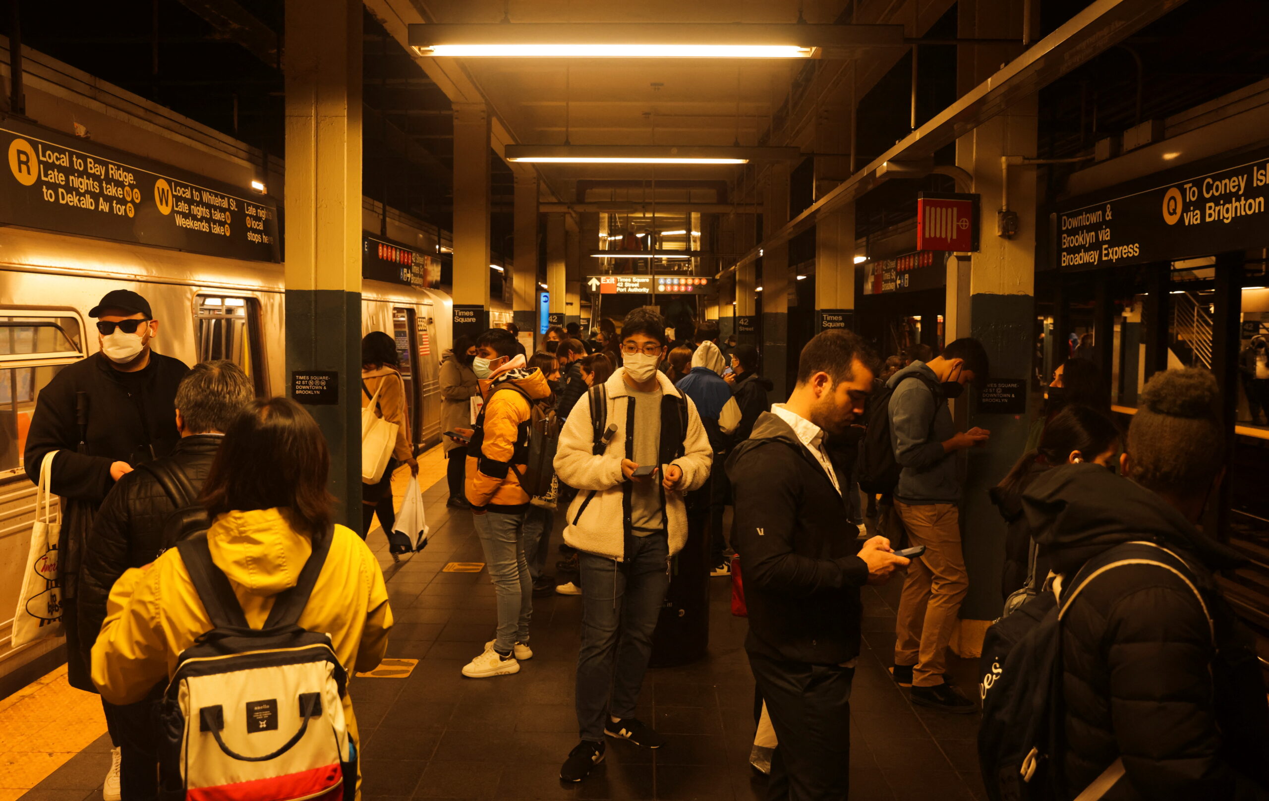 Люди на платформе метро после стрельбы на станции метро в Бруклине. Нью-Йорк, США, 12 апреля 2022 © Jeenah Moon / Reuters / Scanpix / Leta