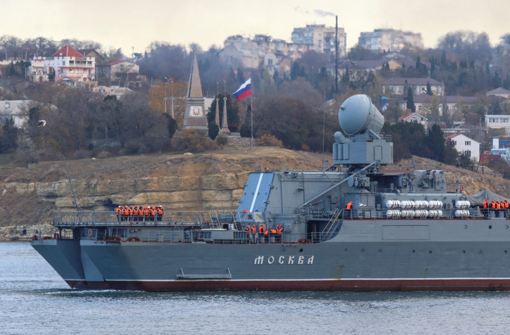 Ракетный крейсер Москва в порту Севастополя. 16 ноября 2021 года. Фото REUTERS/Alexey Pavlishak/Scanpix/LETA
