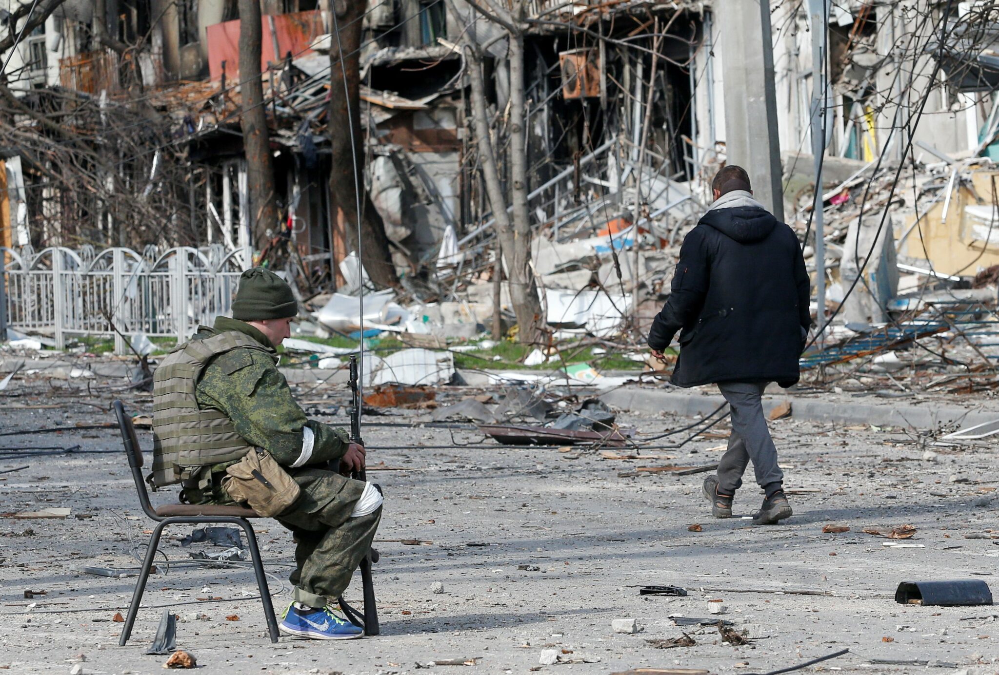 Солдат пророссийских вооруженных сил и прохожий. Мариуполь. 17 апреля 2022 года. Фото REUTERS/Alexander Ermochenko/Scanpix/LETA