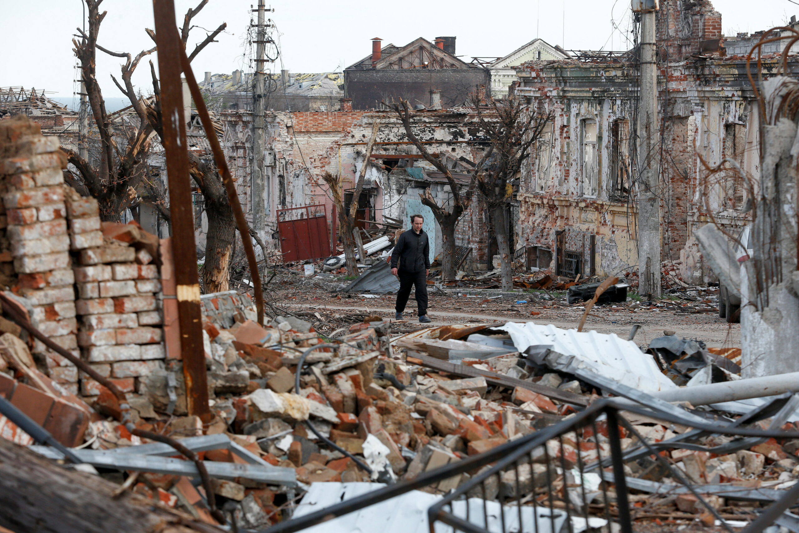 Человек на руинах Мариуполя. 22 апреля 2022 года. Фото REUTERS/Alexander Ermochenko/Scanpix/LETA