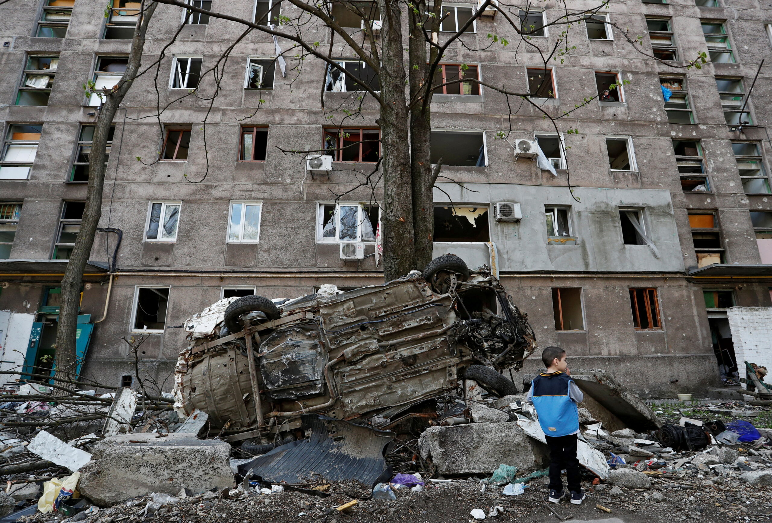 Ребенок на фоне разрушенного жилого дома. Мариуполь. 24 апреля 2022 года. Фото REUTERS/Alexander Ermochenko/Scanpix/LETA