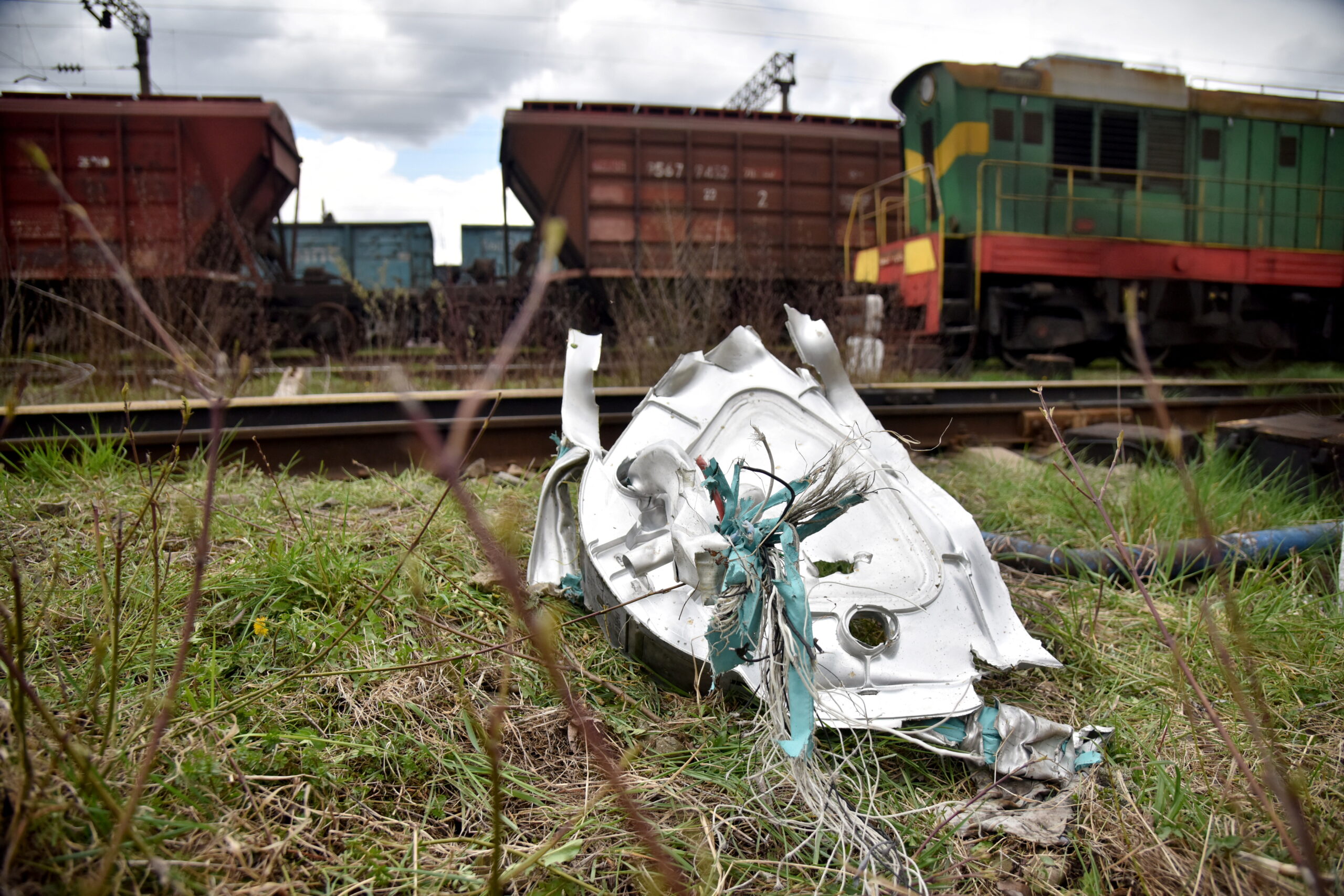 Обломки ракеты, пущенной по одному из объектов на железной дороге во Львовской области, 25 апреля 2022 года. Фото REUTERS/Pavlo Palamarch/Scanpix/LETA