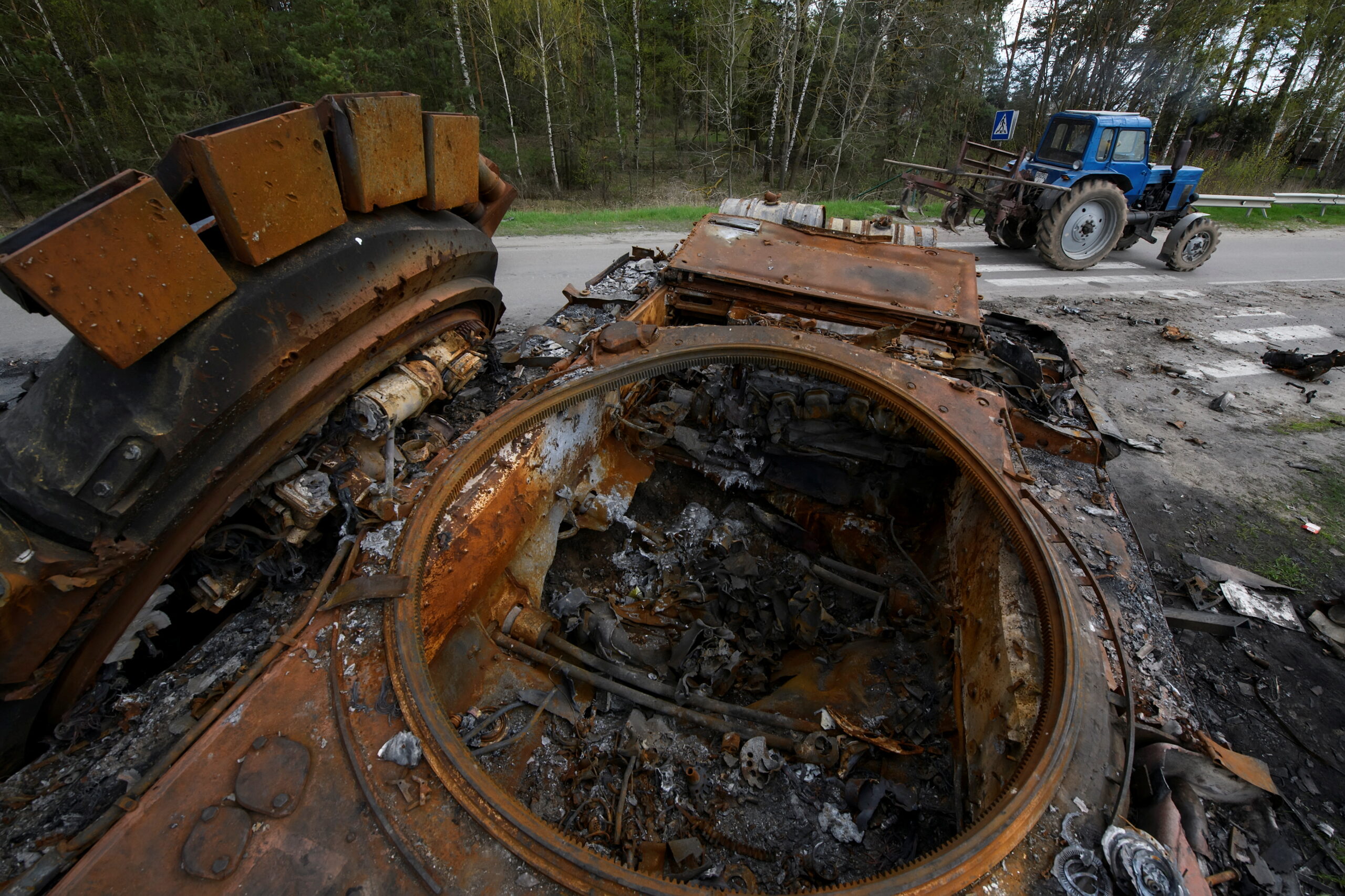 Остатки уничтоженного танка. 25 апреля 2022 года. Фото REUTERS/Vladyslav Musiienko/Scanpix/LETA