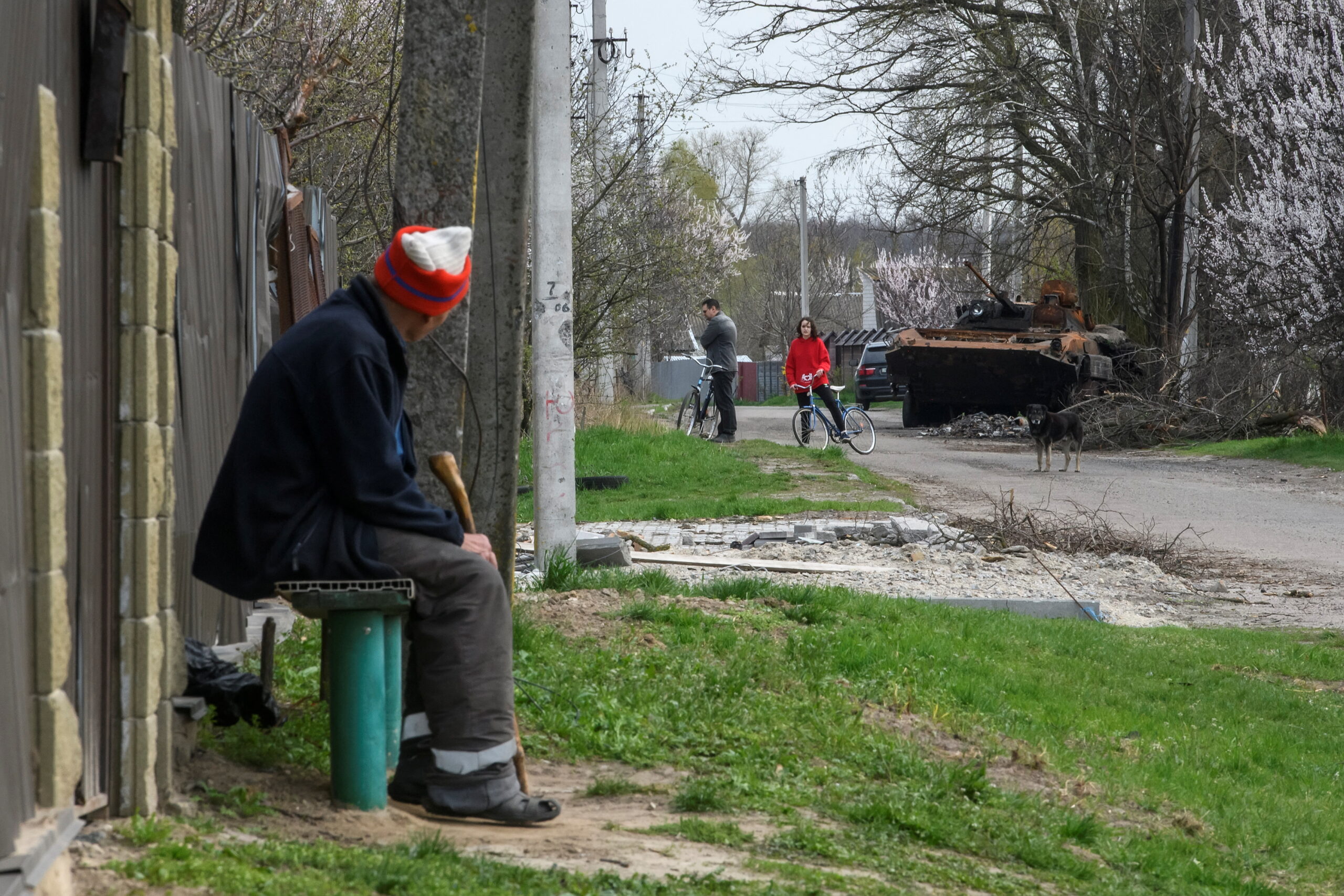 Жители села Русанов, Киевская область. 25 апреля 2022 года. Фото REUTERS/Vladyslav Musiienko/Scanpix/LETA