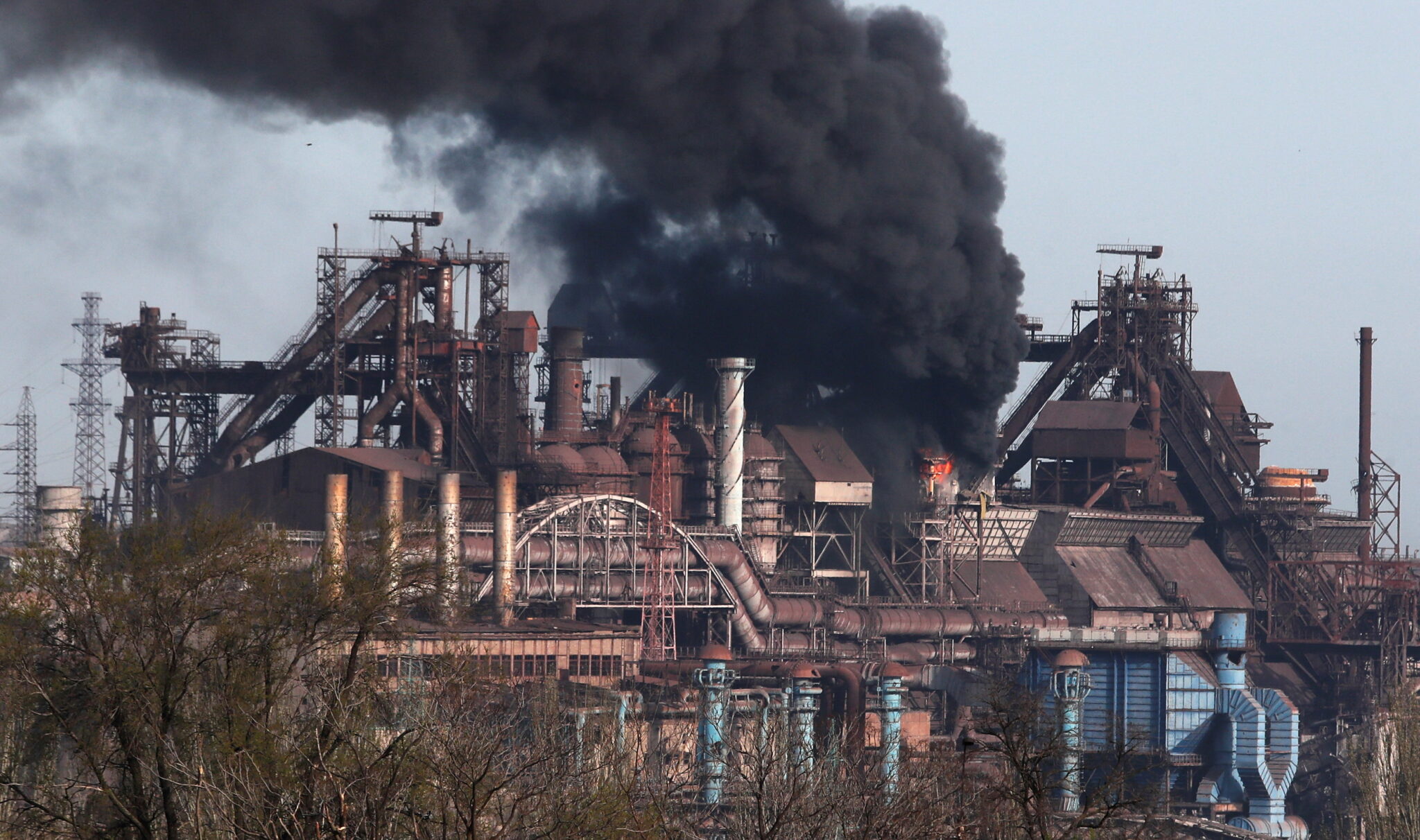 Дым над металлургическим комбинатом “Азовсталь”. 25 апреля 2022 года. Фото  REUTERS/Alexander Ermochenko/Scanpix/LETA