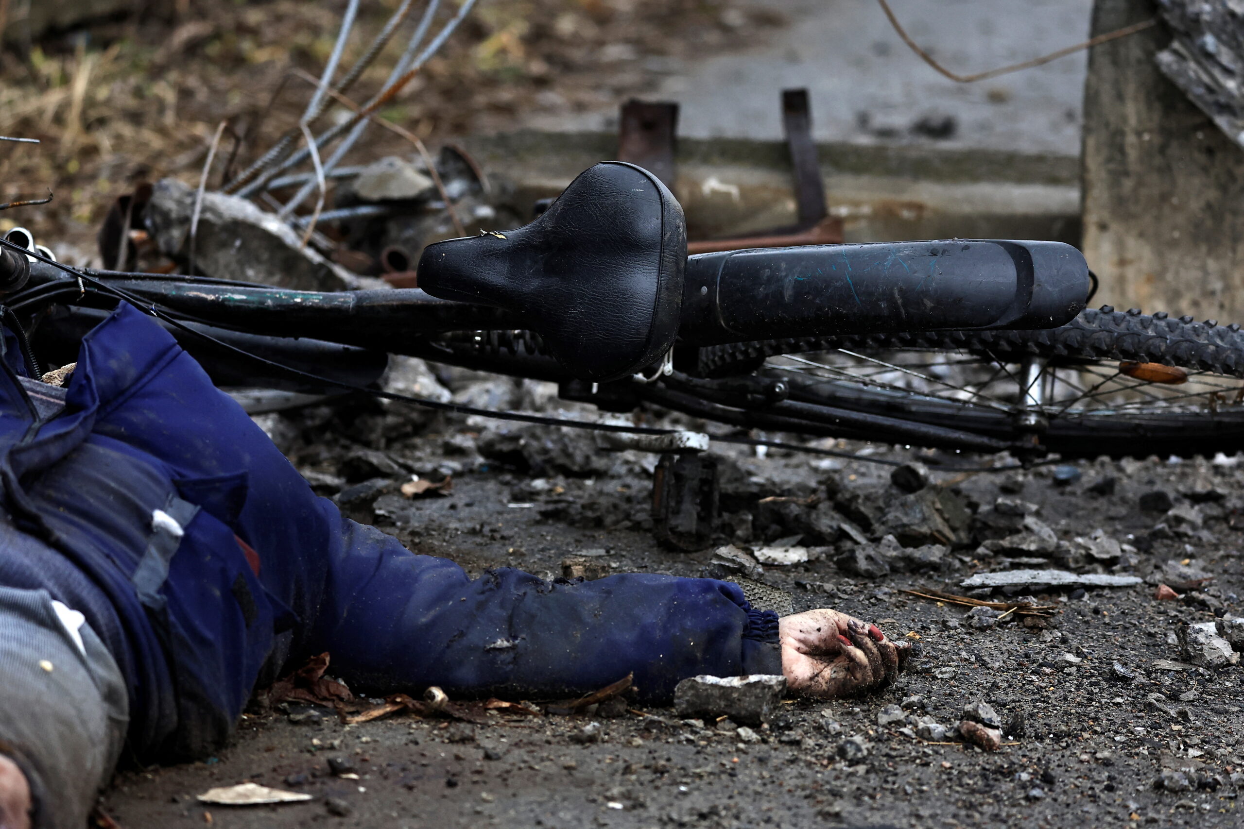 Тело женщины, которая, по словам местных жителей, была убита солдатами российской армии, на улице в Буче. Киевская область. Украина, 2 апреля 2022 года. © Reuters / Zohra Bensemra / Scanpix / Leta
