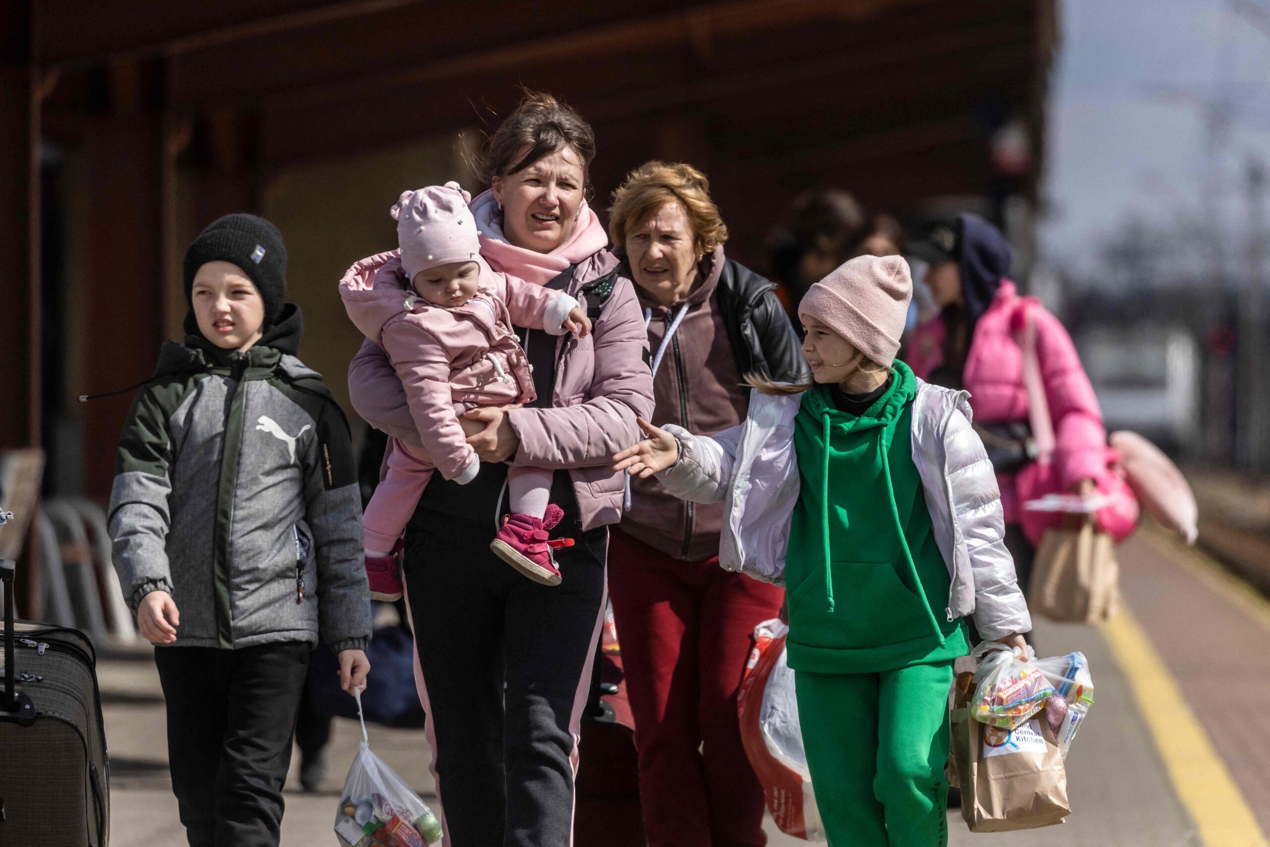 Беженцы из Украины, прибывшие поездом из Одессы, на железнодорожном вокзале в Перемышле, юго-восточная Польша, 6 апреля 2022 г. © Wojtek Radwanski / AFP / Scanpix / Leta