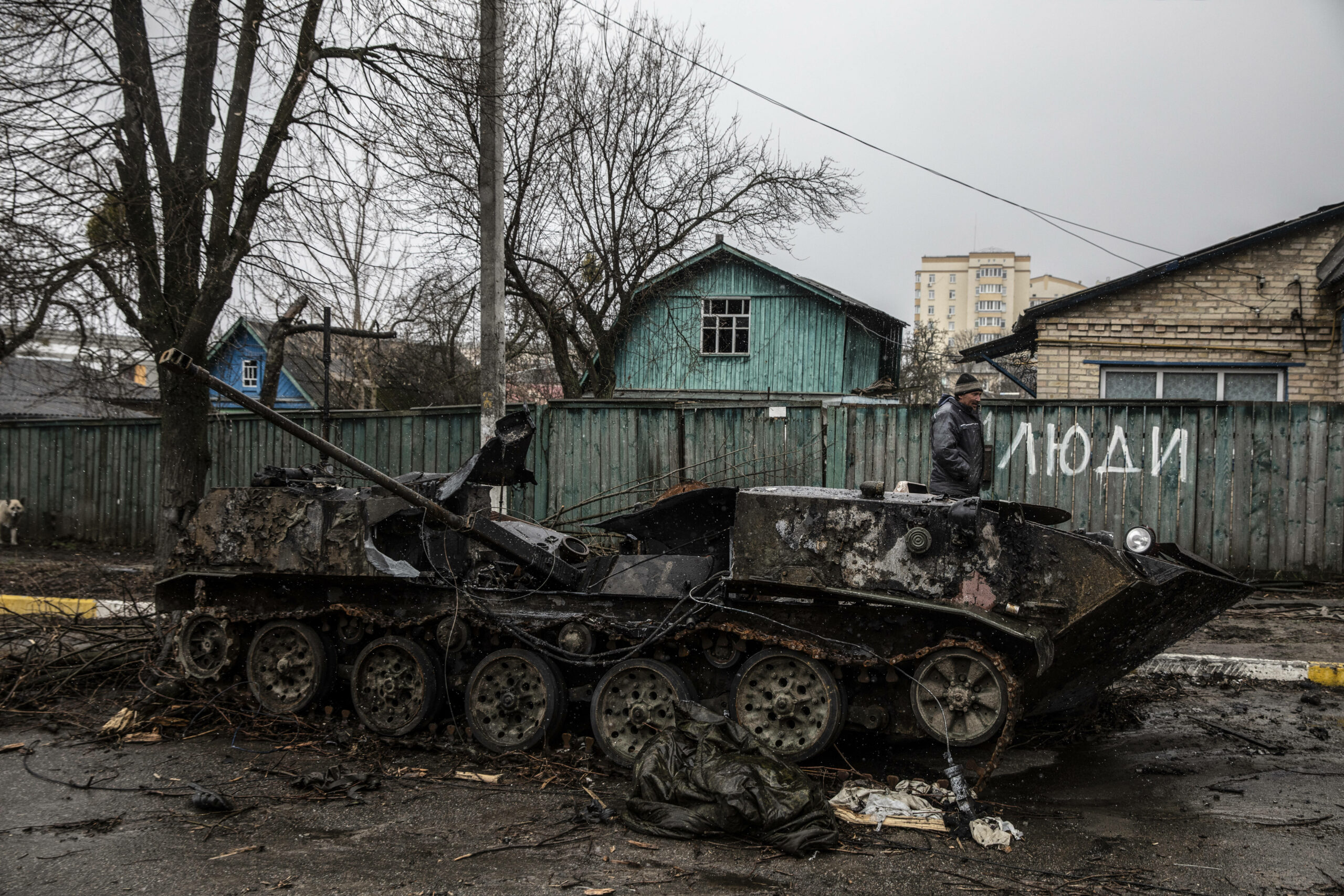 Уничтоженные российские танки, бронемашины и другая техника разбросаны по разрушенному войной жилому району в Буче. Украина, 3 апреля 2022 года. © Heidi Levine / Spa / Scanpix / Leta