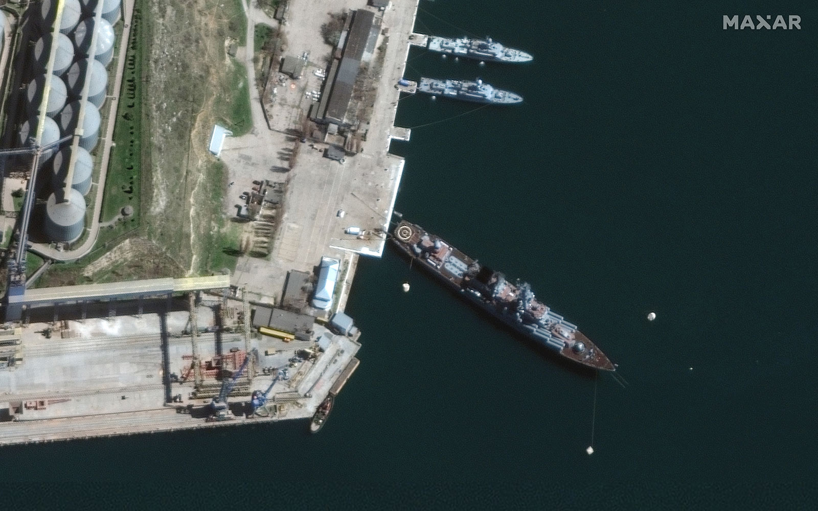 Спутниковый снимок крейсера “Москва” в порту Севастополя. 7 апреля 2022 года © 2022 Maxar Technologies / AP / Scanpix / LETA
