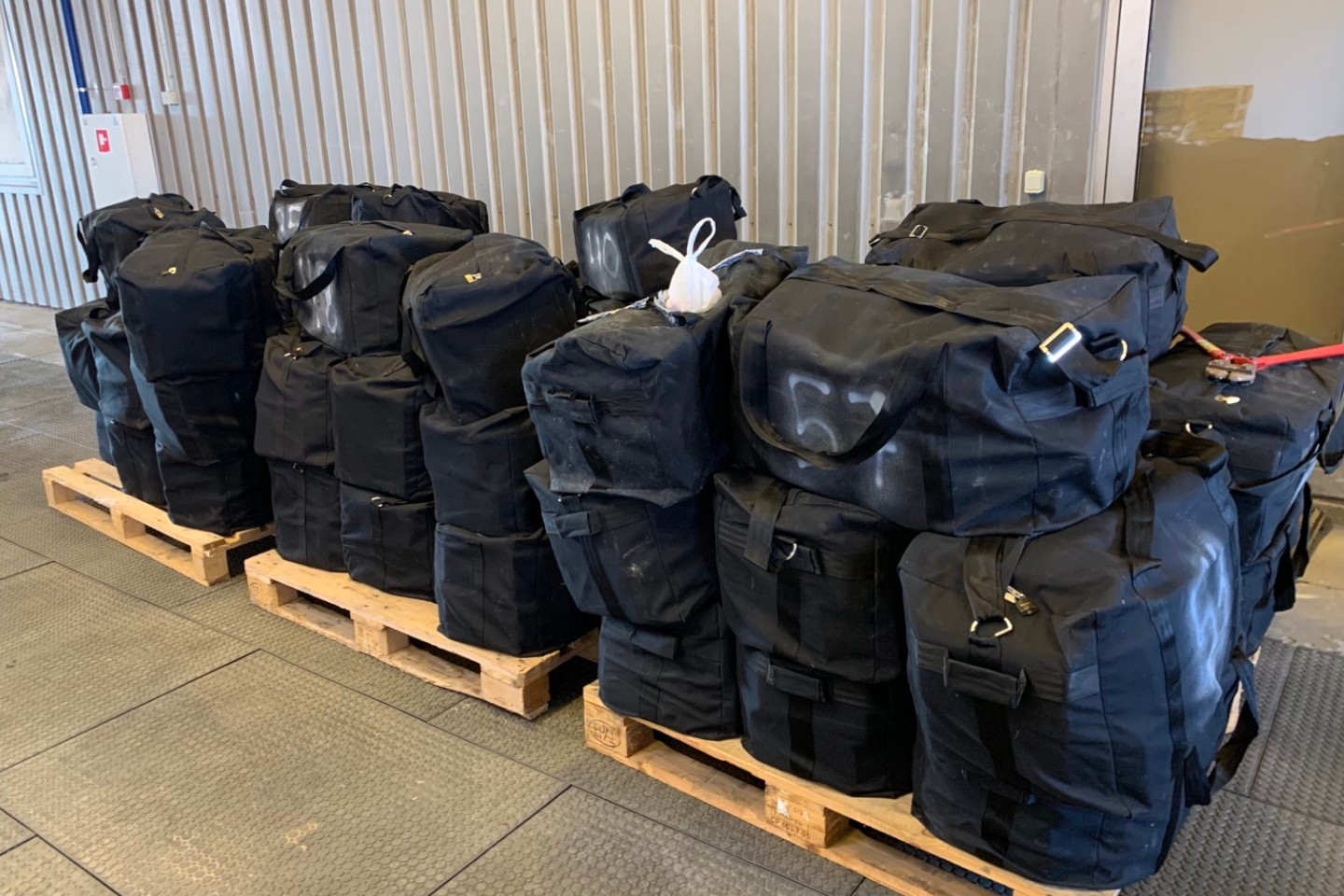 Мешки с кокаином. Общий вес груза - 3,5 тонны. Фото пресс-служба налогово-таможенного департамента Эстонии