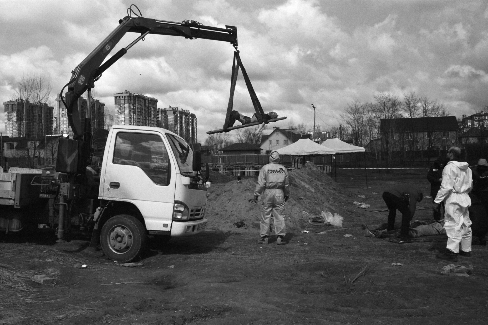 Подьем тела из братской могилы во дворе храма Андрея Первозванного. 11 апреля 2022 г. © Виктория Ивлева для Spektr.Press
