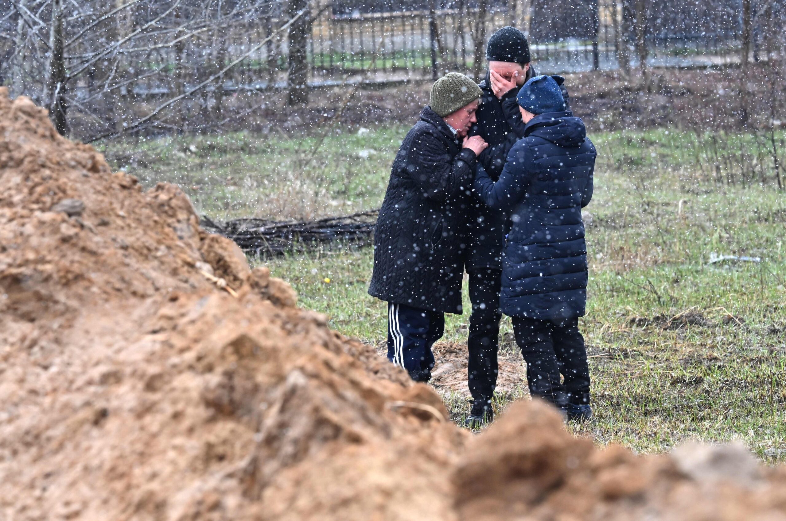 Люди у братской могилы в Буче. 3 апреля 2022 года. Фото Photo by Sergei SUPINSKY/AFP/Scanpix/LETA