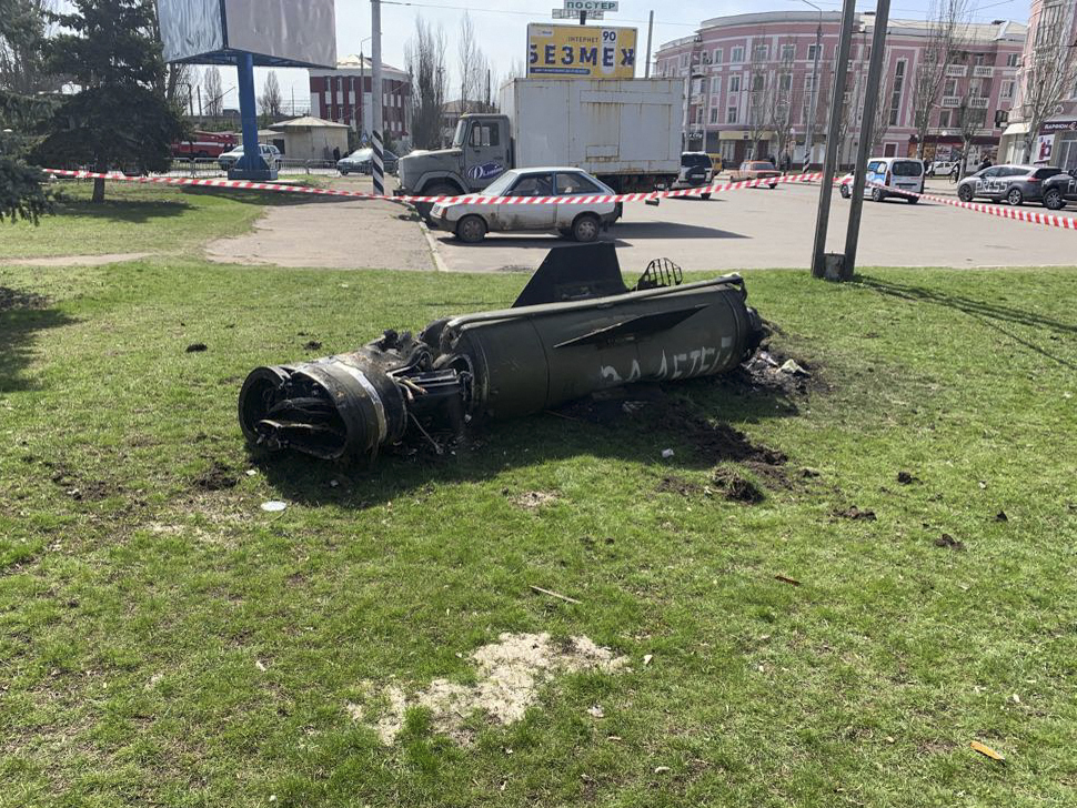 Останки ракеты после ракетного обстрела железнодорожного вокзала в восточном городе Краматорск Донецкой области 8 апреля 2022 года. © Hervé Bar / AFP / Scanpix / Leta