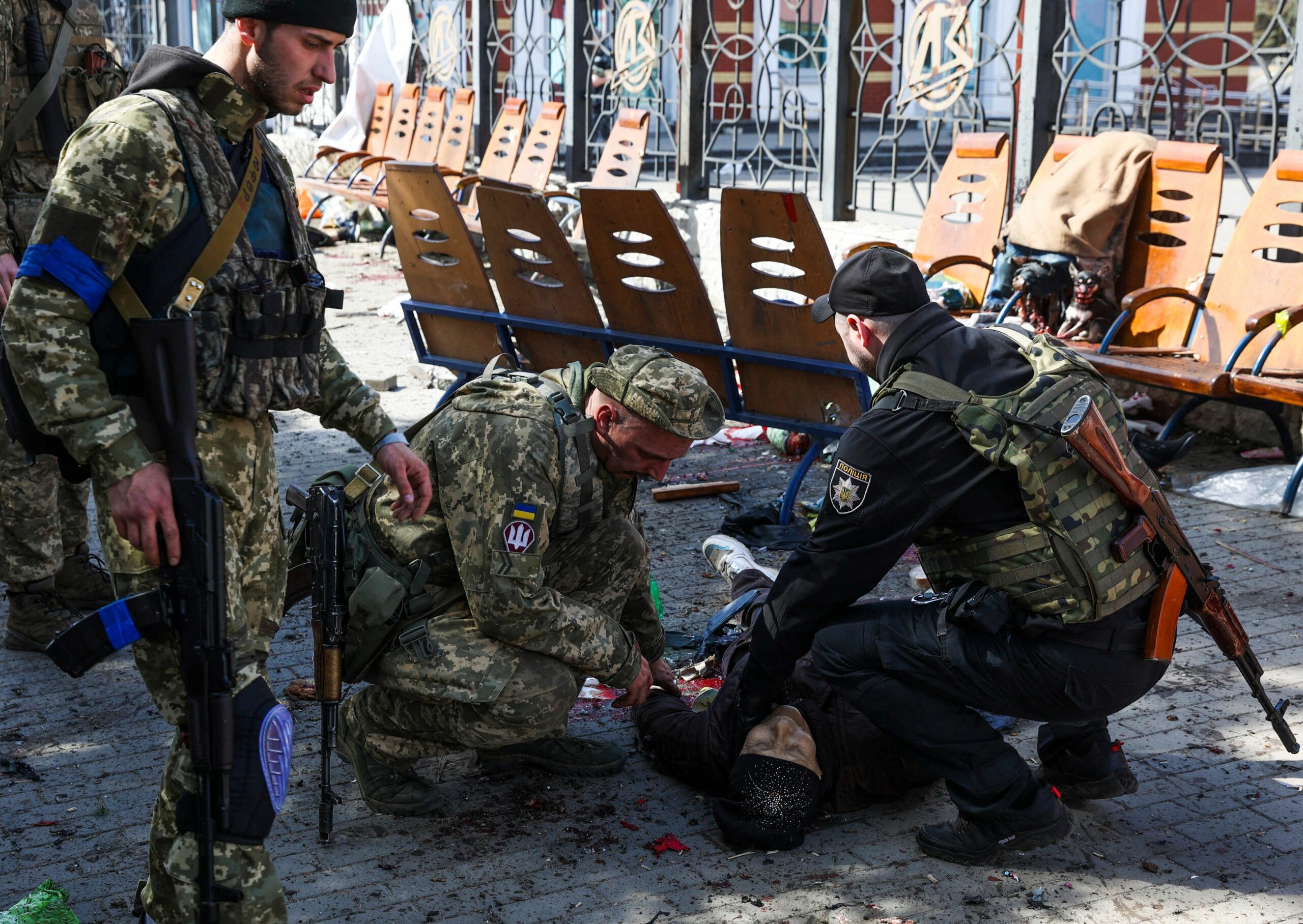 Украинские военные проверяют раненых, лежащих на платформе после ракетного обстрела железнодорожного вокзала в восточном городе Краматорск, Донбасс, 8 апреля 2022 года. © Anatolii Stepanov / AFP / Scanpix / Leta