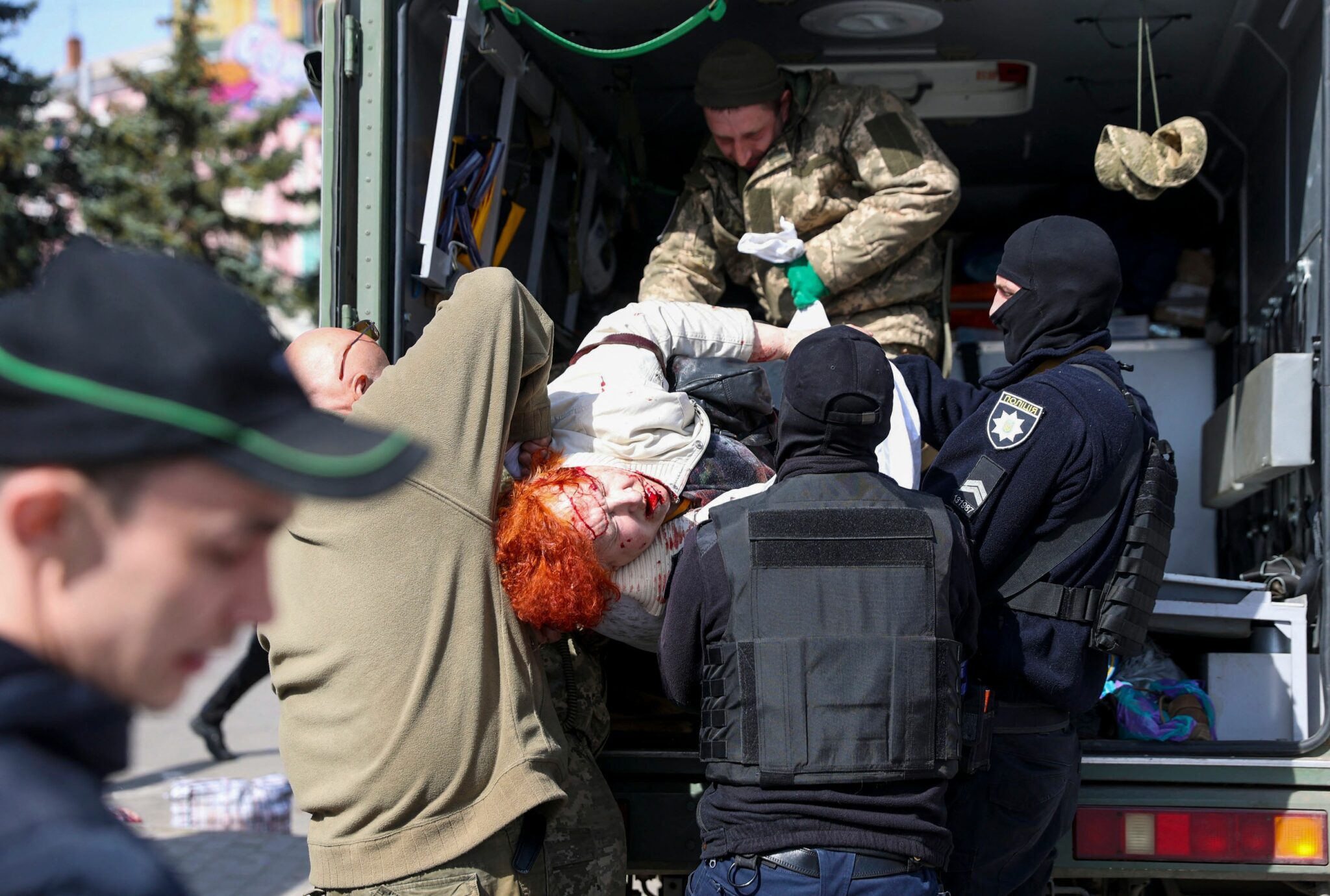 Украинские военные помещают раненую женщину в машину скорой помощи после ракетного обстрела железнодорожного вокзала в восточном городе Краматорск Донецкой области 8 апреля 2022 года. © Anatolii Stepanov / AFP / Scanpix / Leta