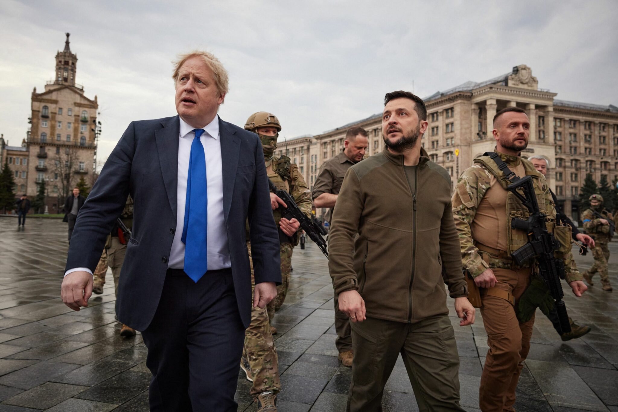 Премьер-министр Великобритании Борис Джонсон и президент Украины Владимир Зеленский гуляют по центру Киева. 9 апреля 2022 года. Фото UKRAINIAN PRESIDENTIAL PRESS SERVICE/AFP/Scanpix/LETA 