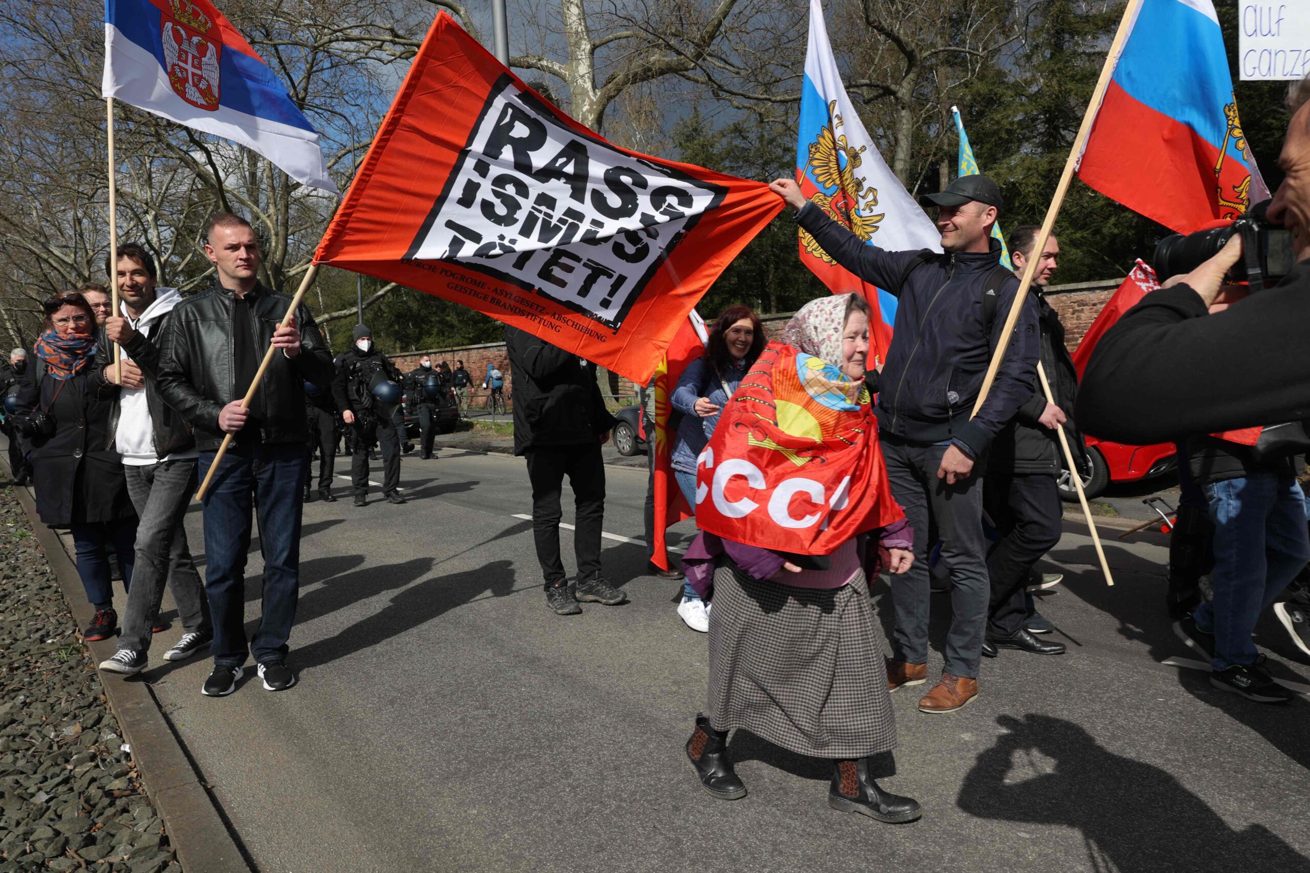 Пророссийская акция протеста во Франкфурте-на-Майне. Германия.  10 апреля 2022 года. Фото Yann Schreiber/AFP/Scanpix/LETA  