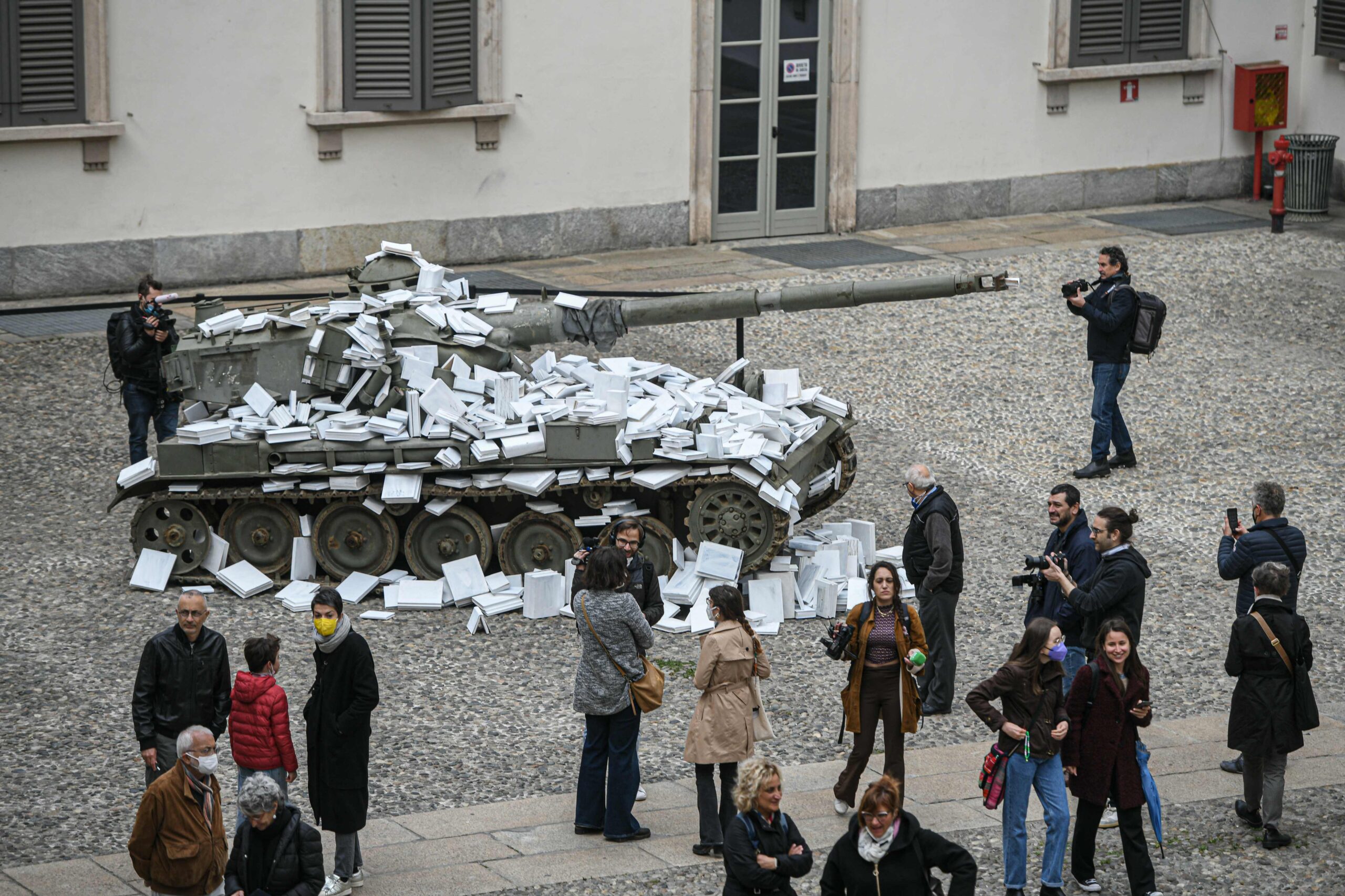 Арт-инсталляция Лоренцо и Симоны Перроне под названием «Только культура может остановить войну» на Пьяцца Реале в Милане. 23 апреля 2022 года. Фото Piero CRUCIATTI/AFP/Scanpix/LETA