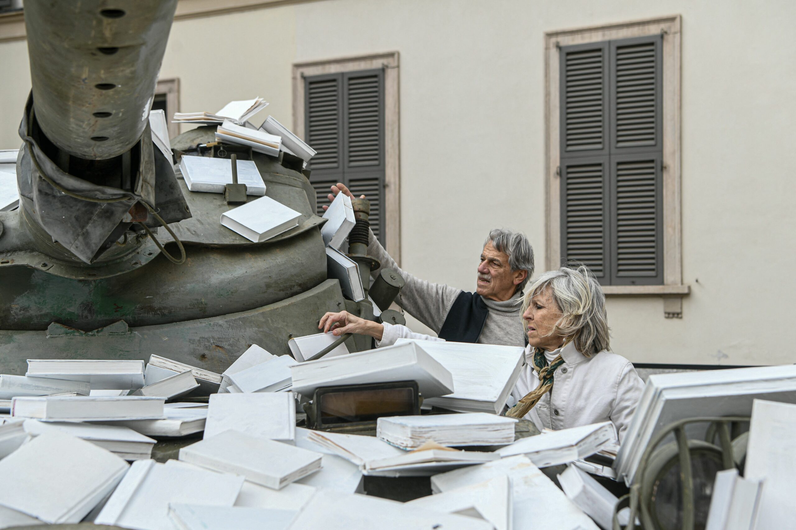 Арт-инсталляция Лоренцо и Симоны Перроне под названием «Только культура может остановить войну» на Пьяцца Реале в Милане. 23 апреля 2022 года. Фото Piero CRUCIATTI/AFP/Scanpix/LETA