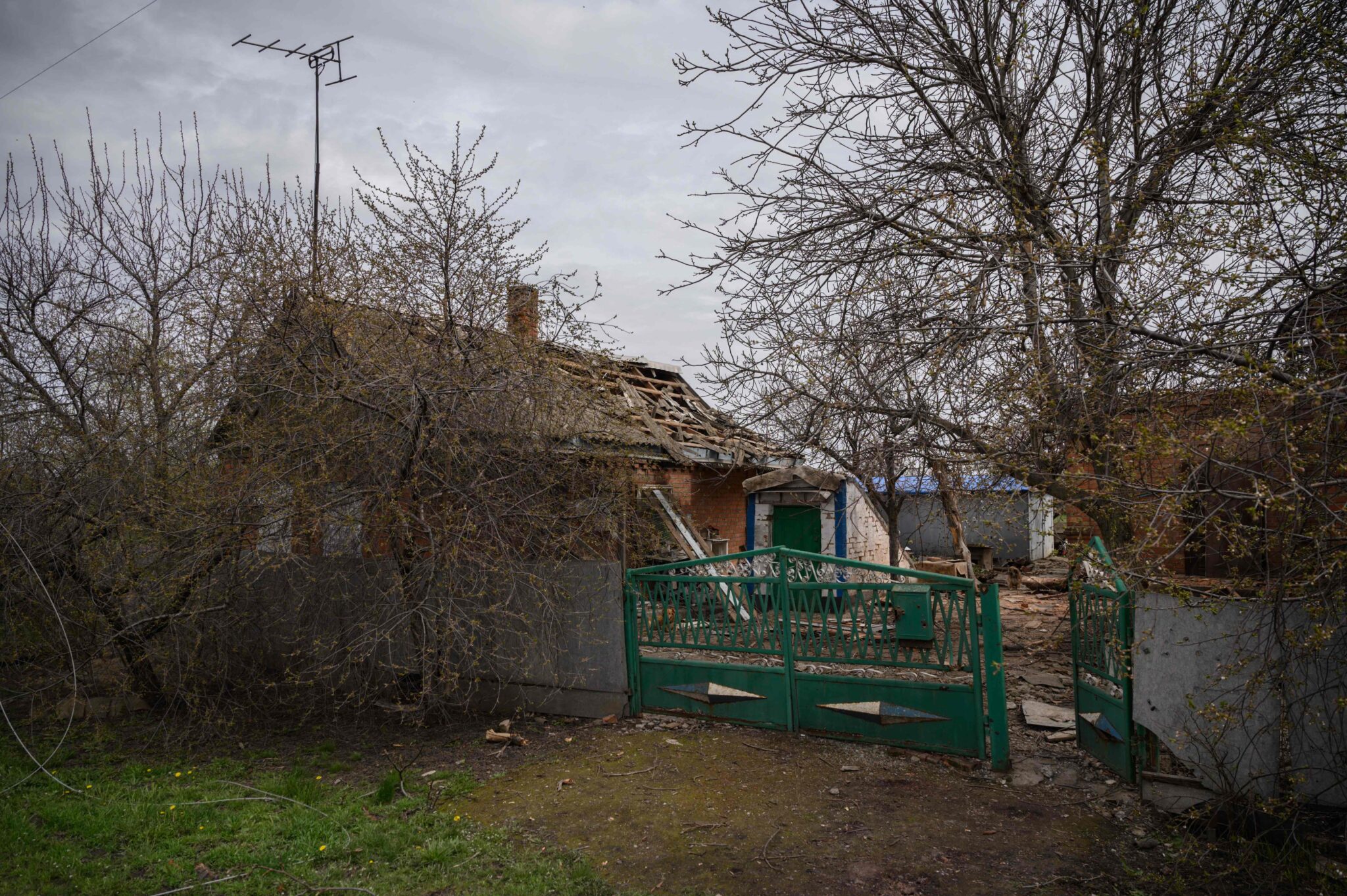 Поврежденный снарядом дом в Запорожской области. Фото Ed JONES / AFP / Scanpix / LETA