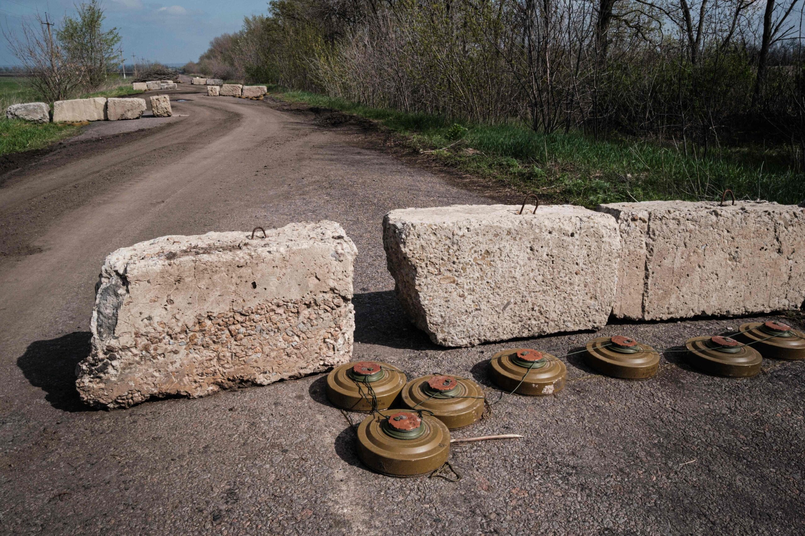 Противотанковые мины в селе Богодарово на востоке Украины. 25 апреля 2022 года. Фото Yasuyoshi CHIBA/AFP/Scanpix/LETA