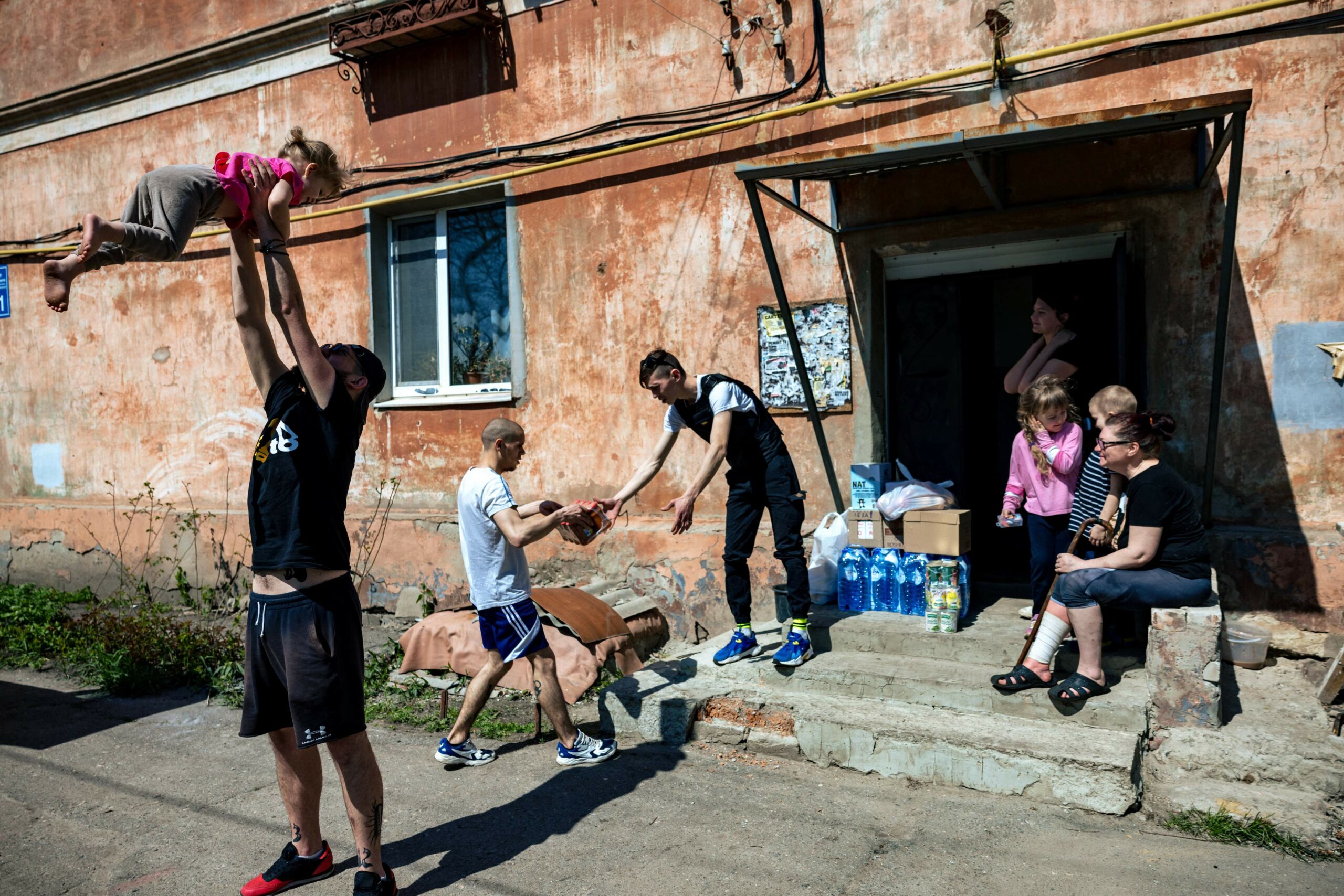 Доставка гуманитарной помощи семьям в одном из районов Харькова. 26 апреля 2022 года. Фото Dimitar DILKOFF/AFP/Scanpix/LETA