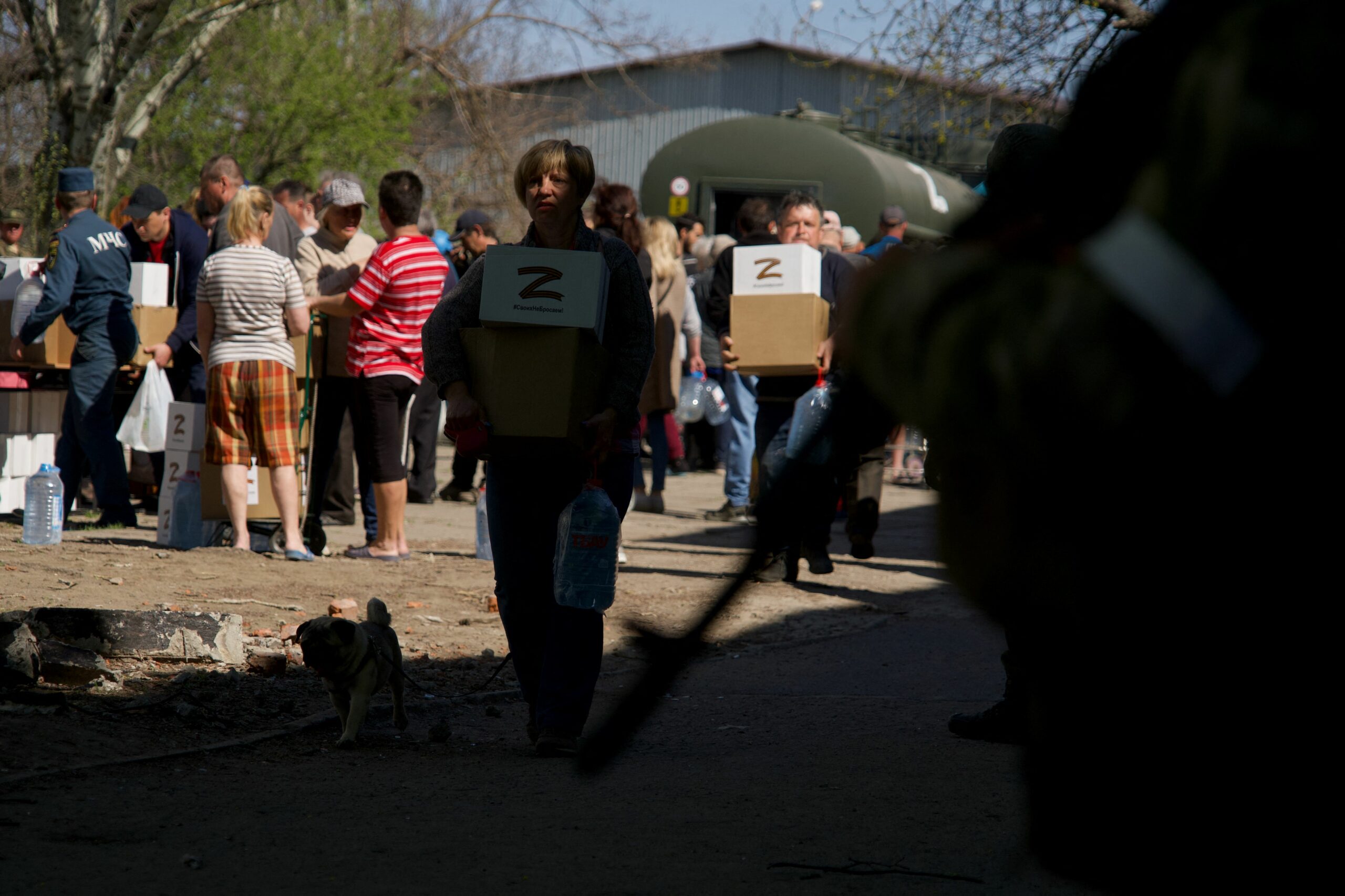 В Мариуполе МЧС “Донецкой народной республики” раздает местным жителям гуманитарную помощь, хлеб и чистую воду. 29 апреля 2022 года. Andrey BORODULIN/AFP/Scanpix/LETA