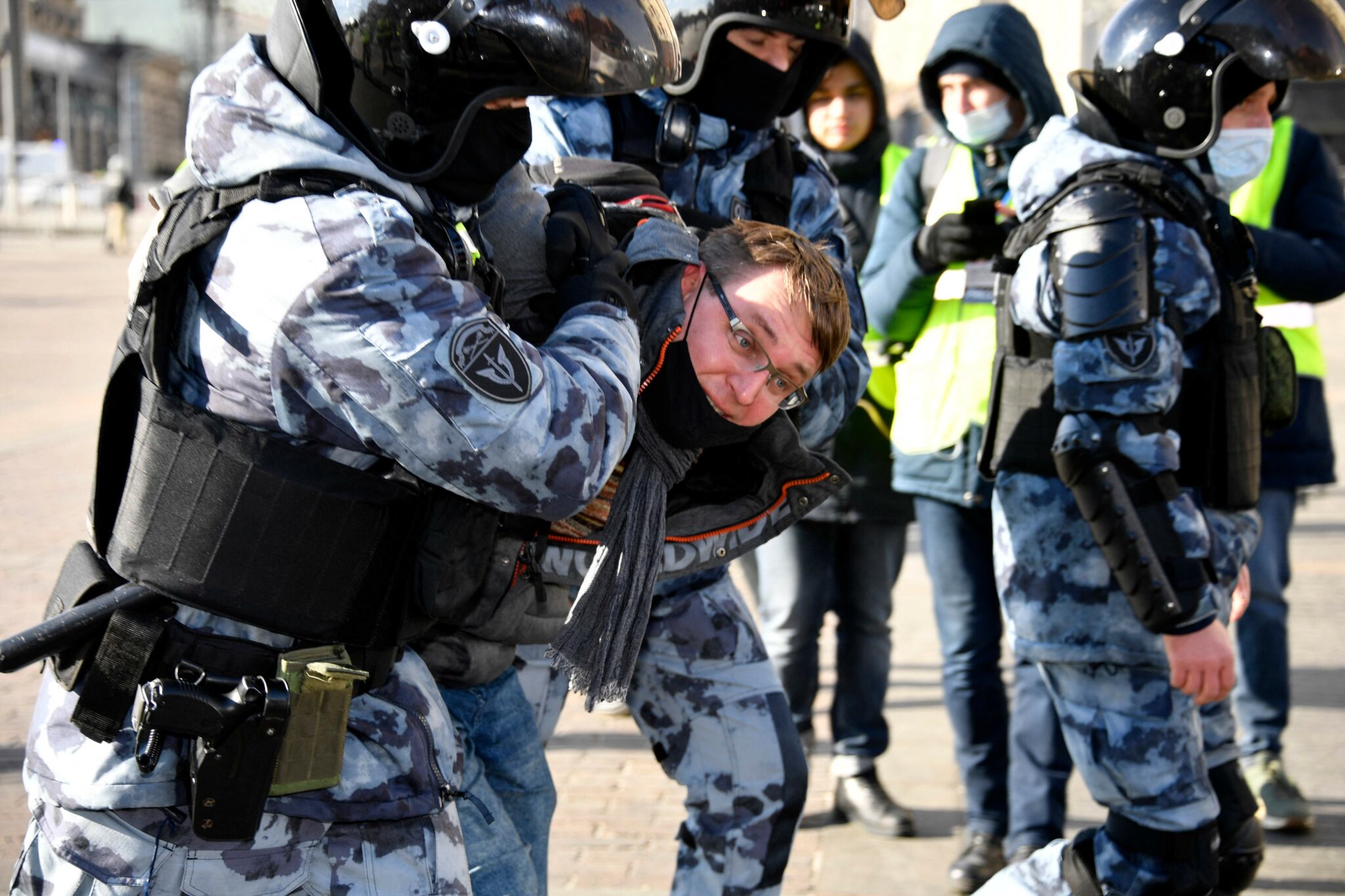 Полиция задерживает человека на акции протеста против военных действий России в Украине. Манежная площадь, Москва, 13 марта. Фото AFP/Scanpix/Leta