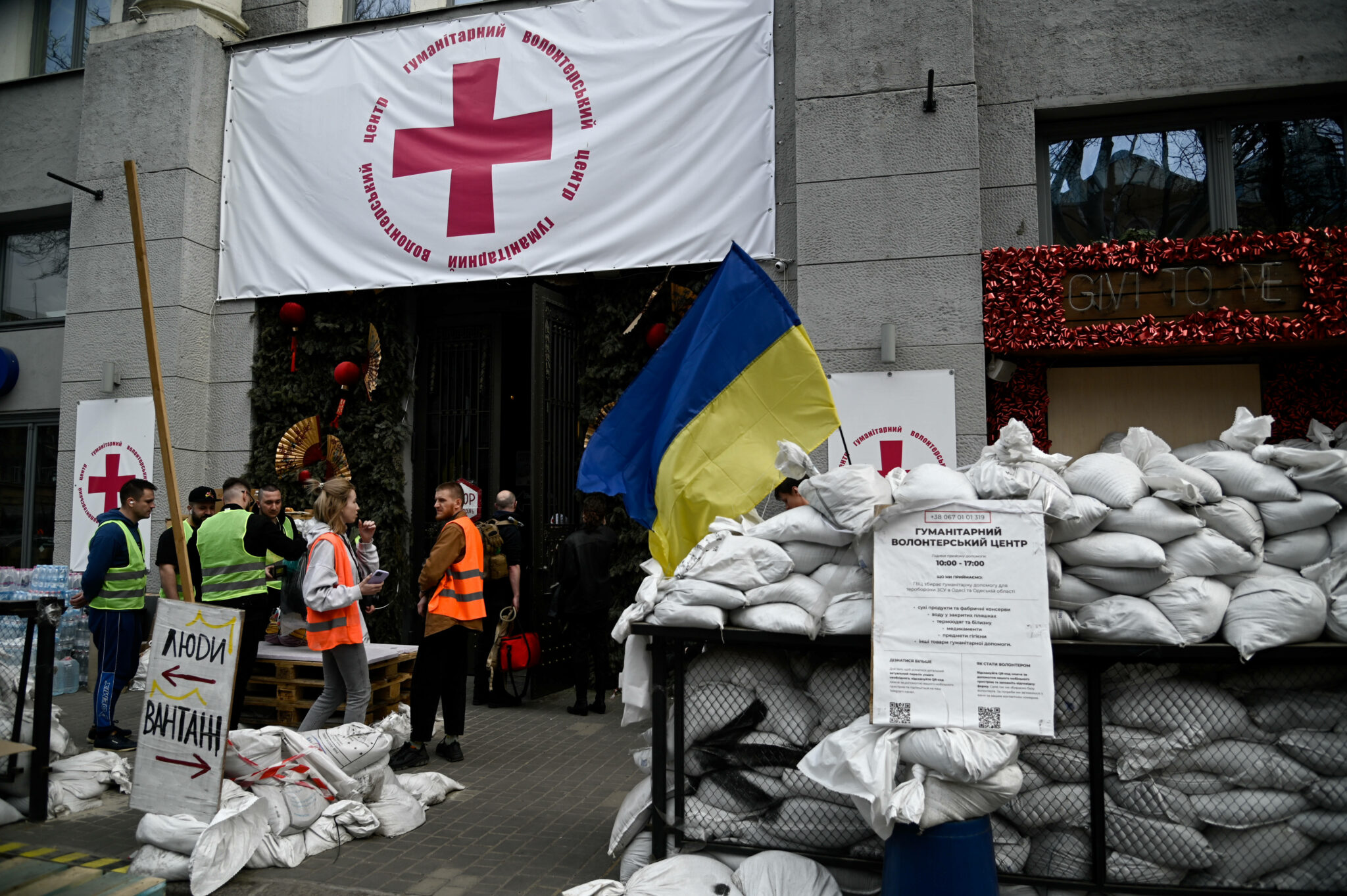 Сложенные мешки с песком у входа в отделении Красного Креста в Одессе. Украина, 30 марта 2022 года. Фото Michalis Karagiannis/IMAGO/Eurokinissi/Scanpix/Leta