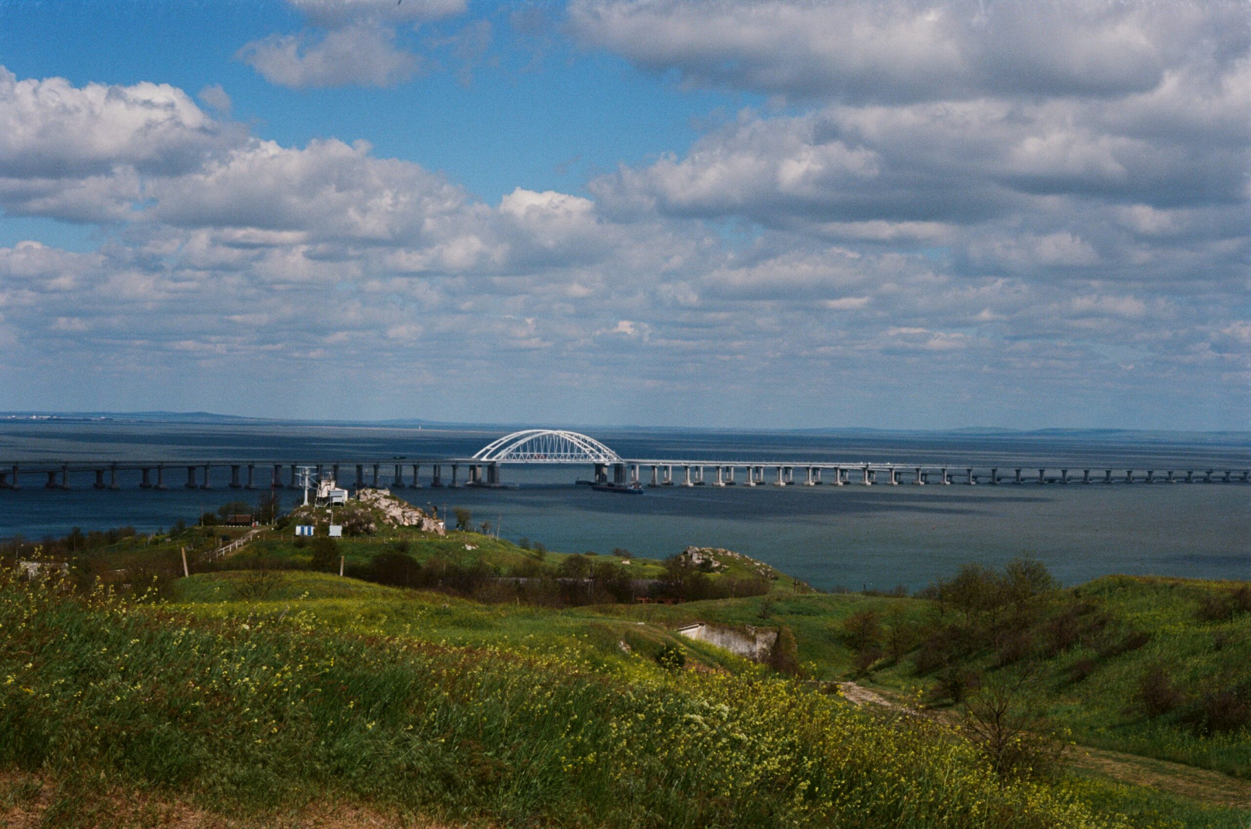 Открытый в 2018 году Крымский мост позволял туристам из России ездить в Крым в обход украинской территории. А сейчас это важнейшая стратегическая артерия: в одну сторону через Керченский пролив идут войска и техника, в другую - беженцы с юга Украины. 9 мая 2021, крепость Керчь. Svetlov Artem, WIkimedia commons