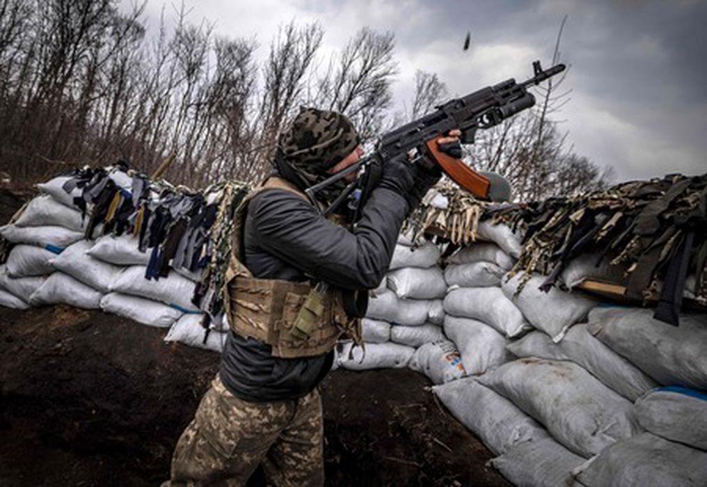 Украинский военнослужащий стреляет по российскому беспилотнику из окопа на линии фронта к востоку от Харькова 31 марта 2022 года. ©  Fadel Senna / AFP / Scanpix / Leta