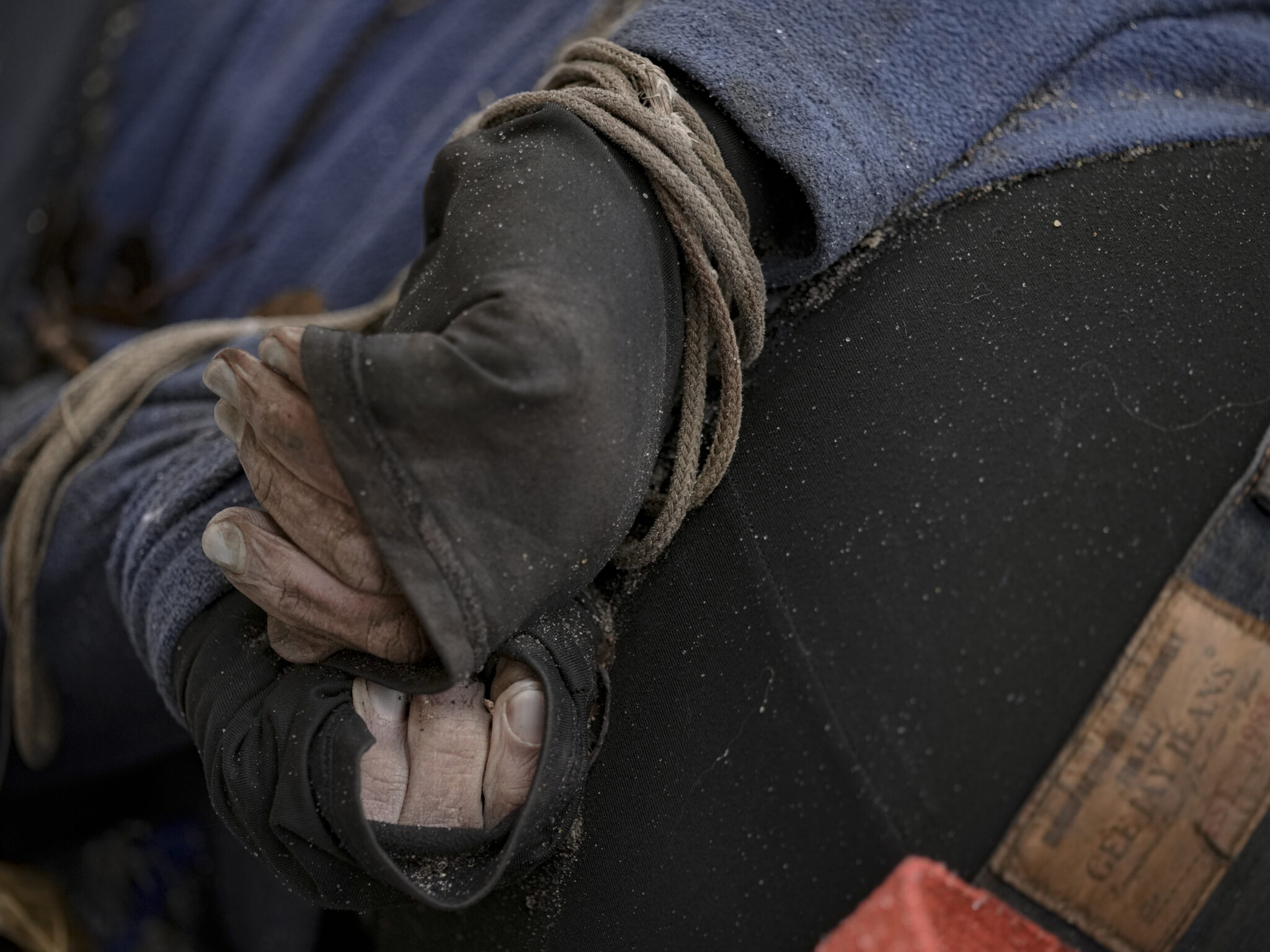 Тело мужчины со связанными за спиной руками, найденное на тротуаре в Буче, Украина. 3 апреля 2022 года © AP Photo/Vadim Ghirda / Scanpix / Leta