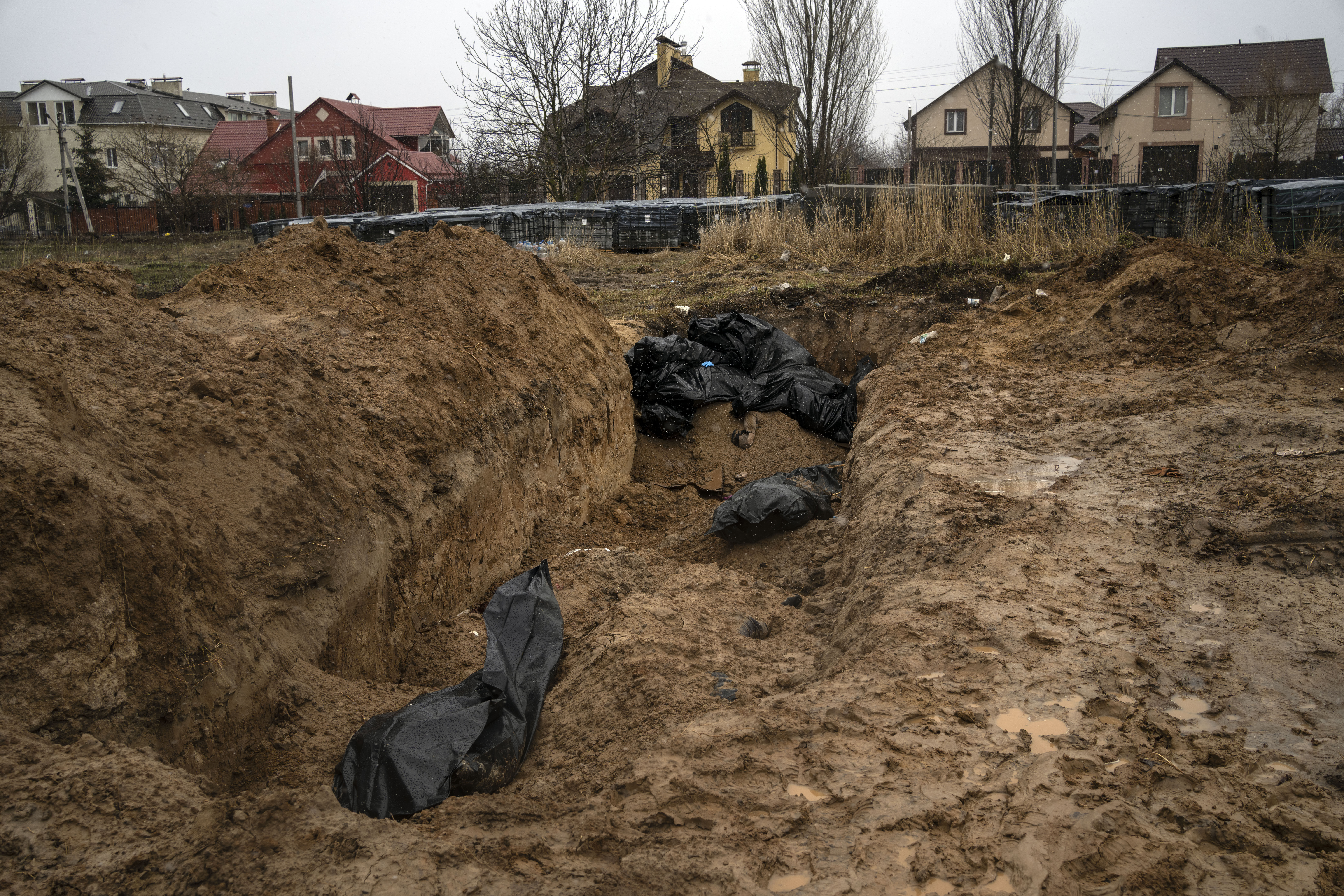 Тела в братской могиле в Буче, на окраине Киева. Украина, 3 апреля 2022 г. © AP Photo / Rodrigo Abd / Scanpix / Leta 